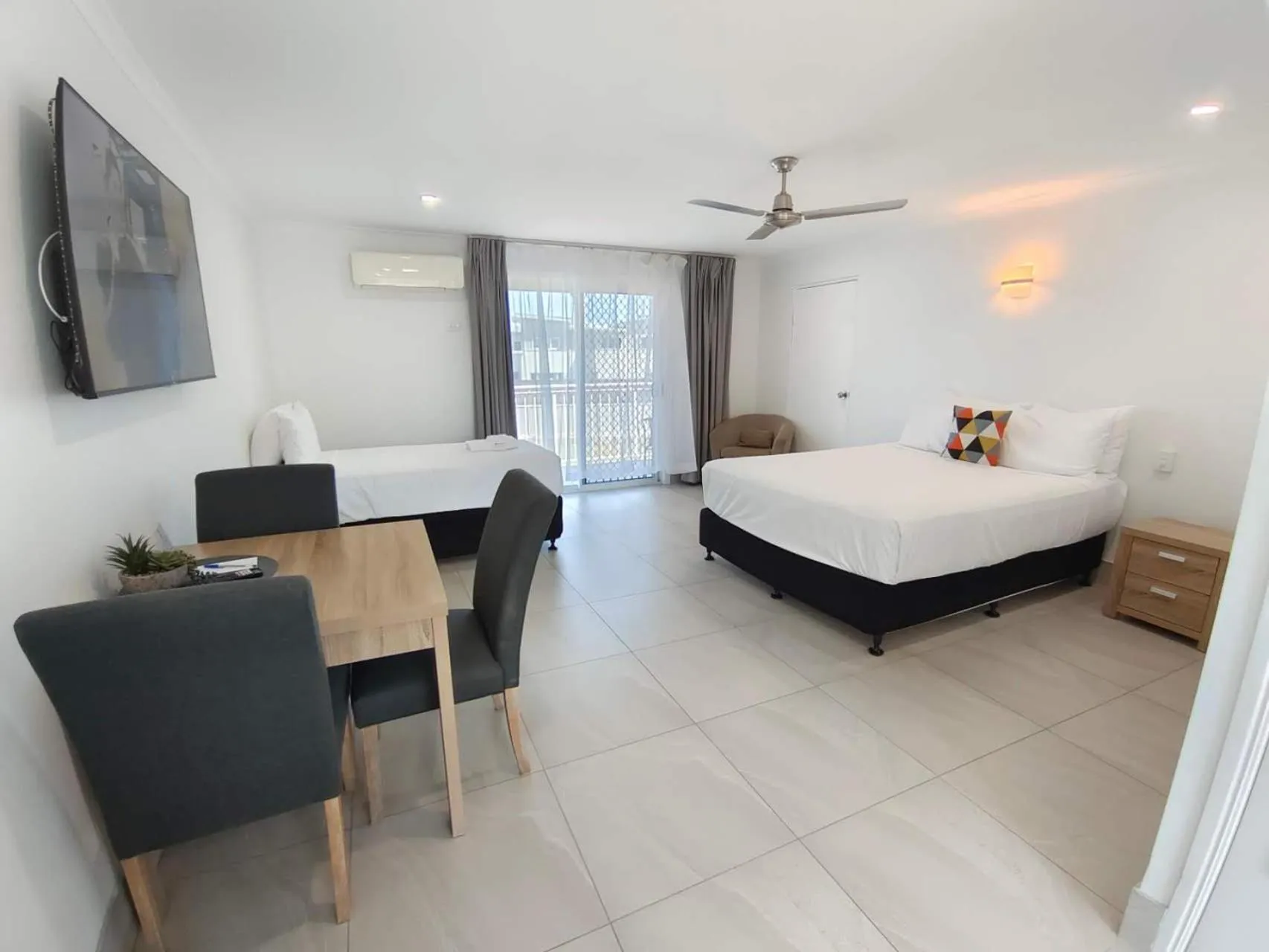 Bed in Best Western Ambassador Motor Lodge