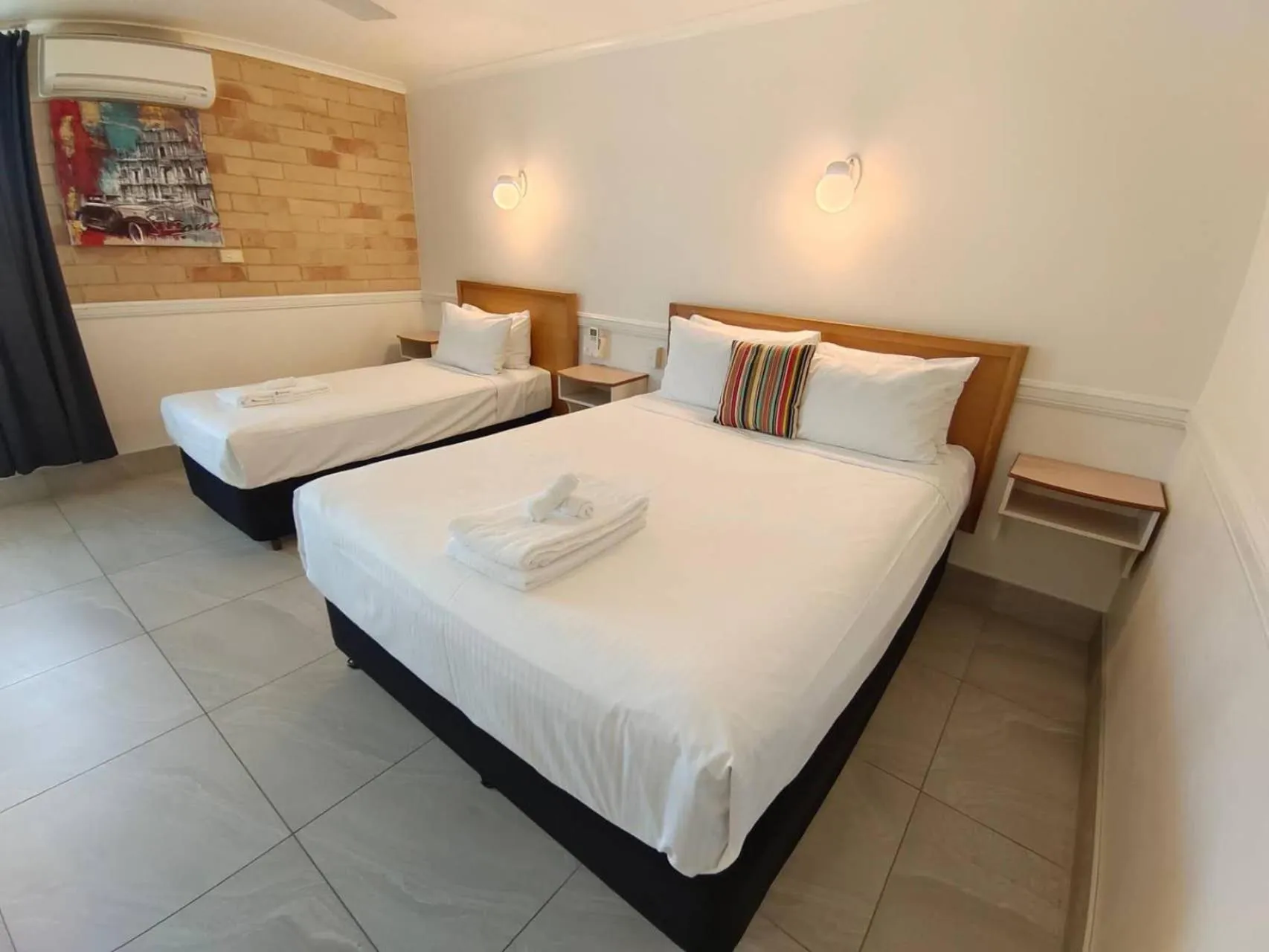 Bed in Best Western Ambassador Motor Lodge