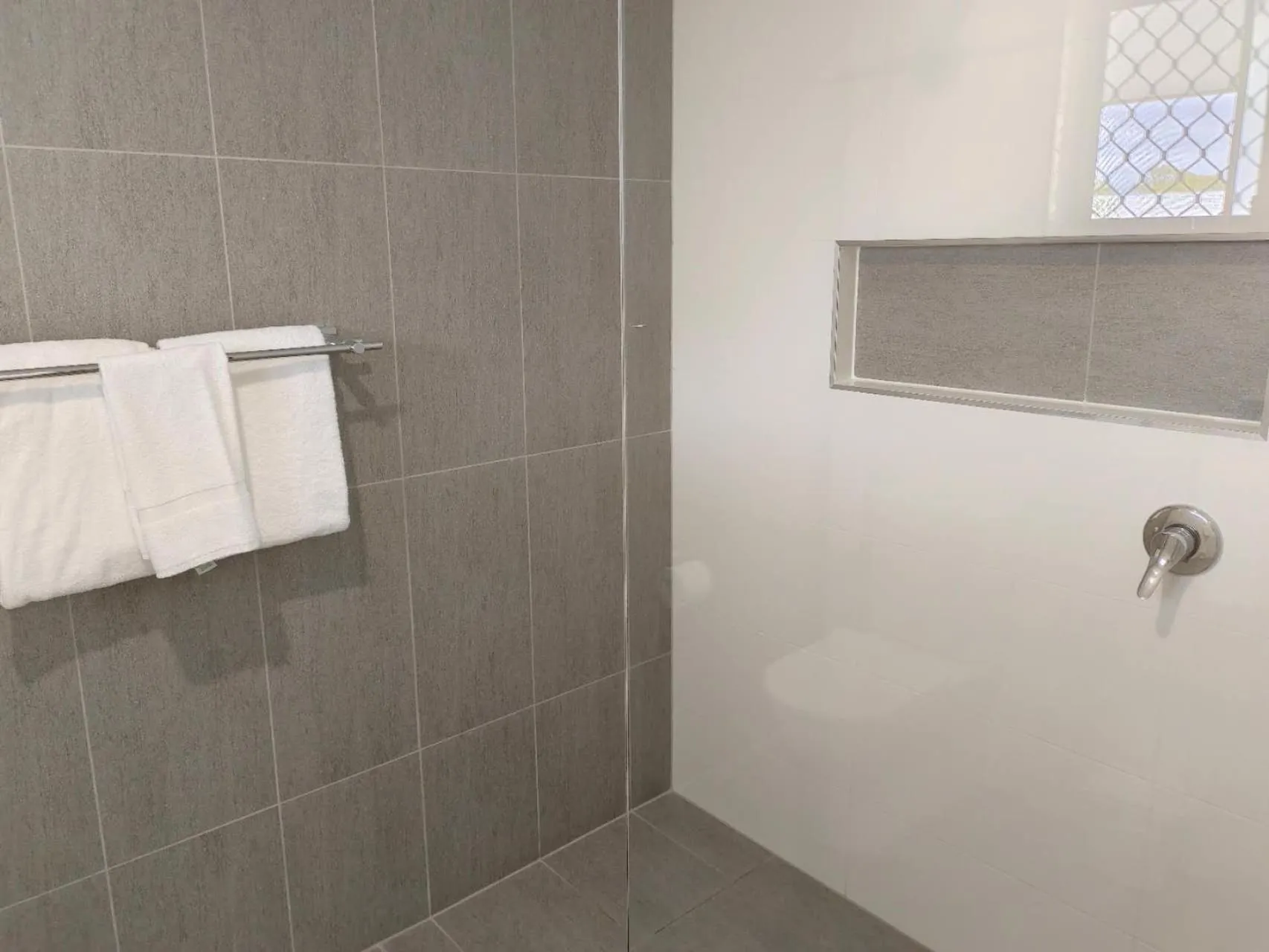 Shower in Best Western Ambassador Motor Lodge