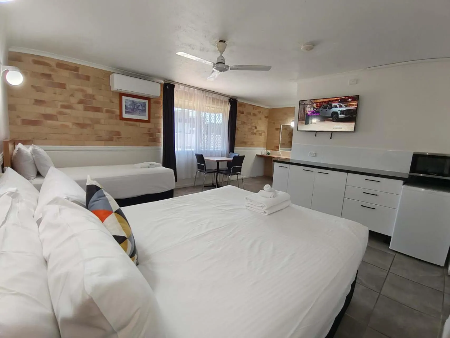 Bed in Best Western Ambassador Motor Lodge