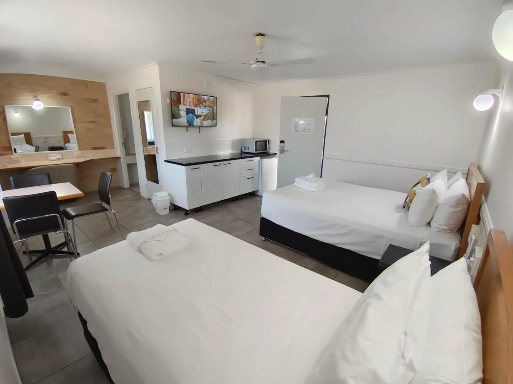 Bed in Best Western Ambassador Motor Lodge