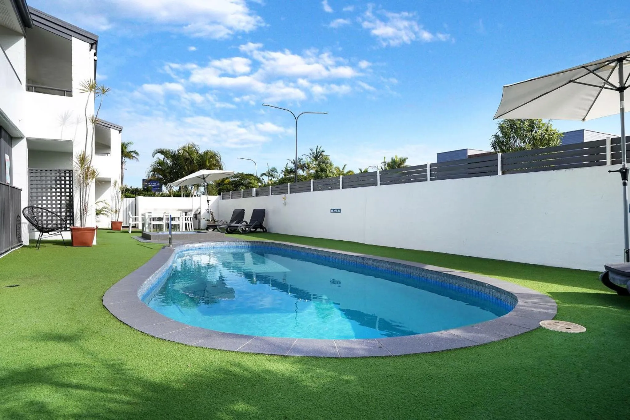 Swimming pool in Noosa Parade Holiday Inn