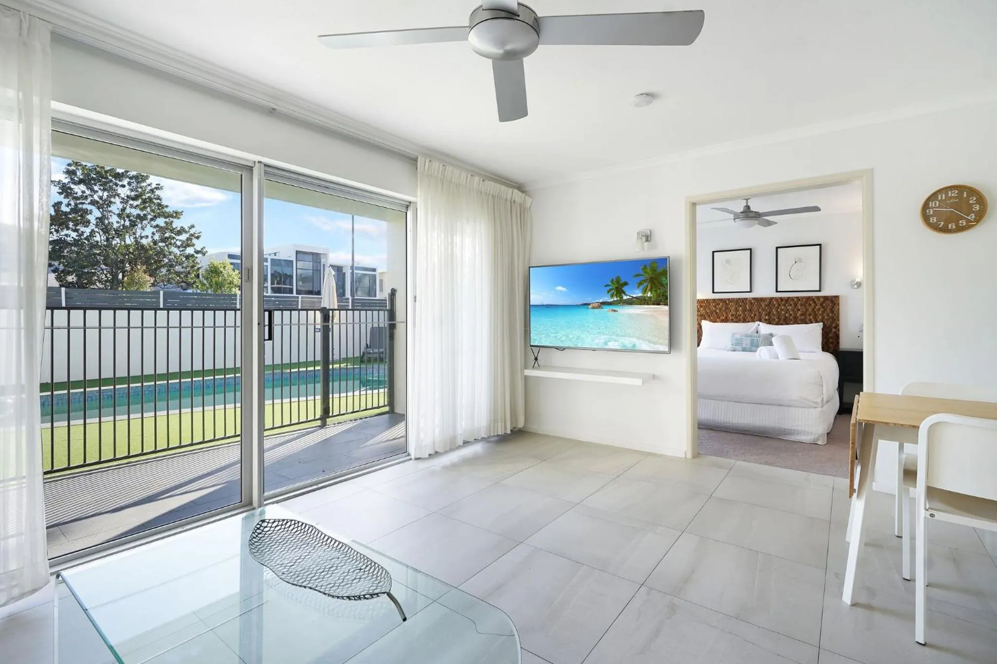 Bed in Noosa Parade Holiday Inn