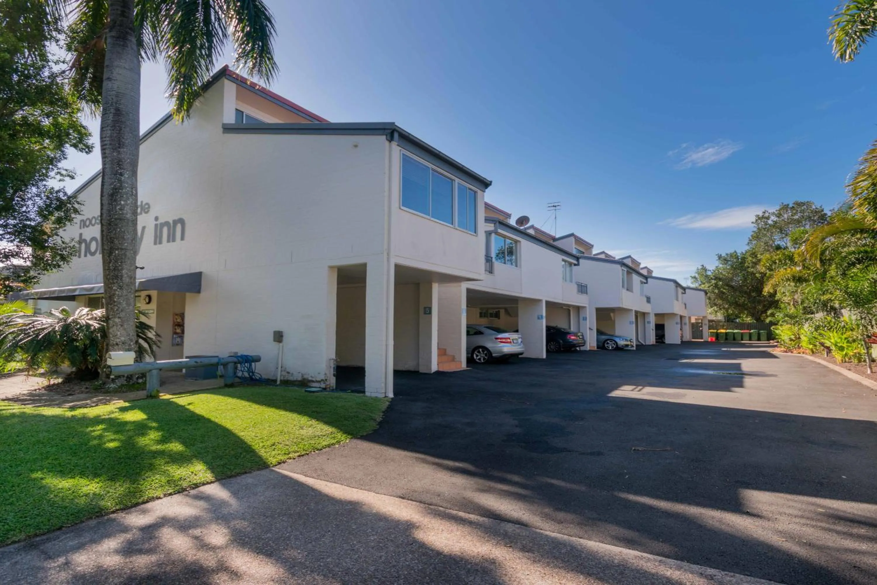 Property building in Noosa Parade Holiday Inn