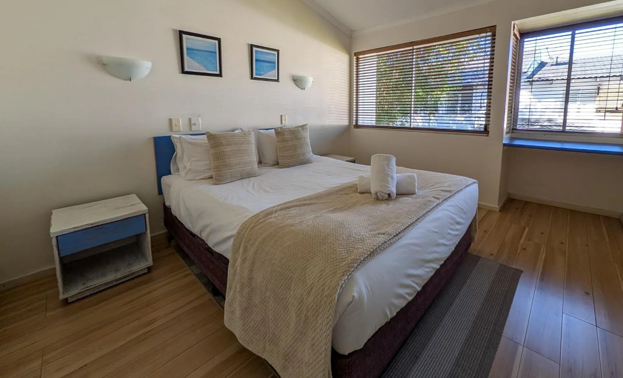 Bed in Noosa Parade Holiday Inn