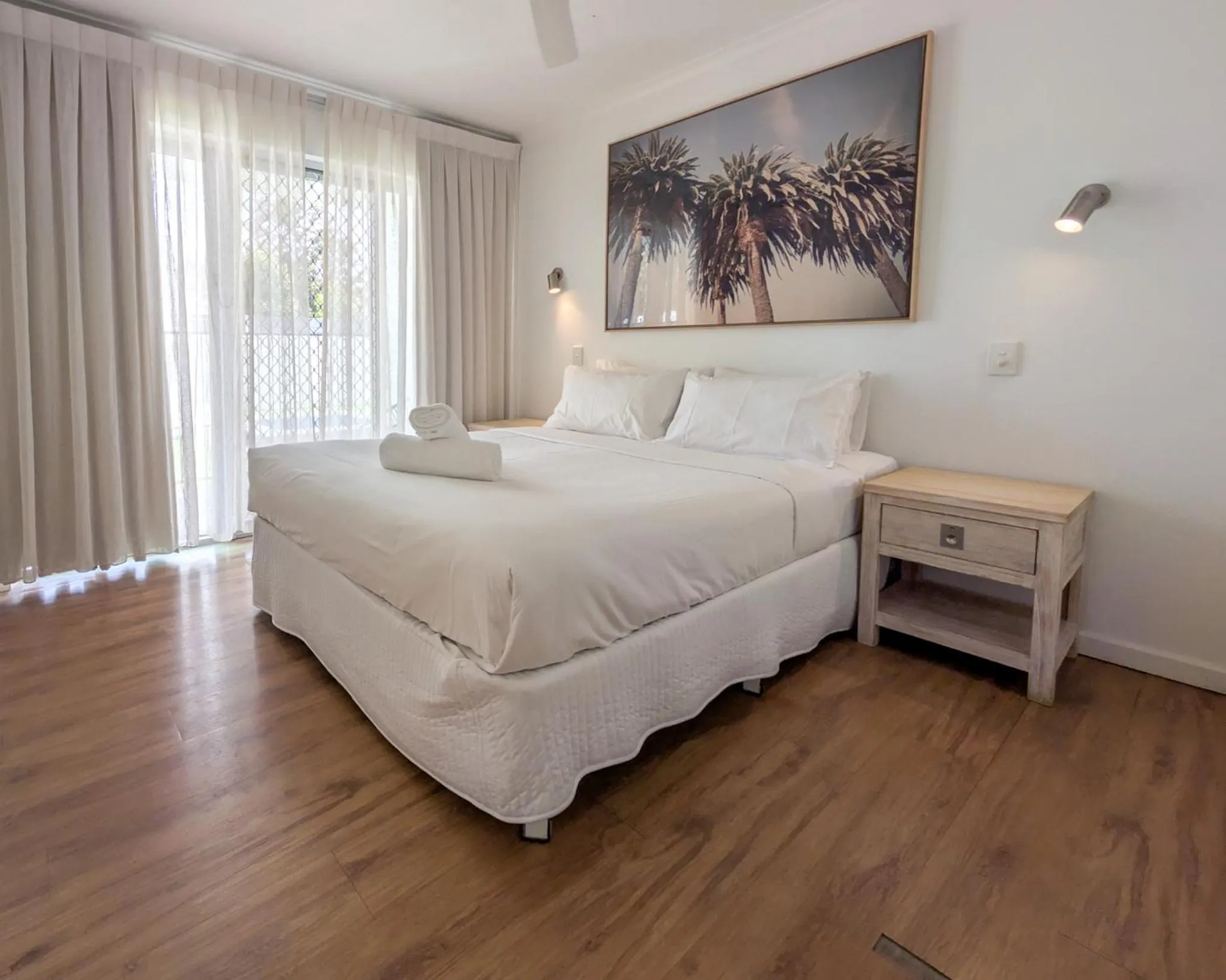 Bed in Noosa Parade Holiday Inn