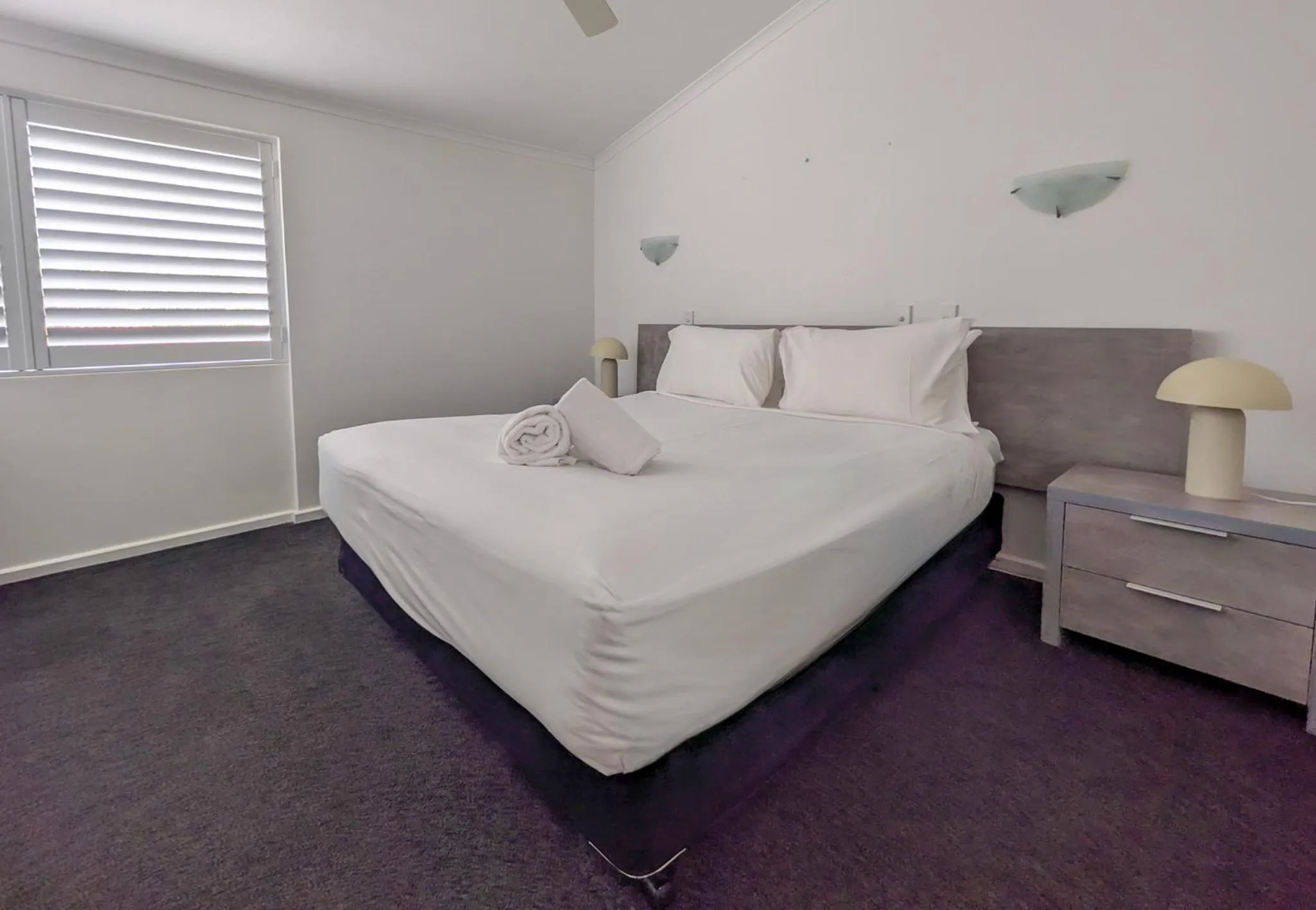 Bed in Noosa Parade Holiday Inn