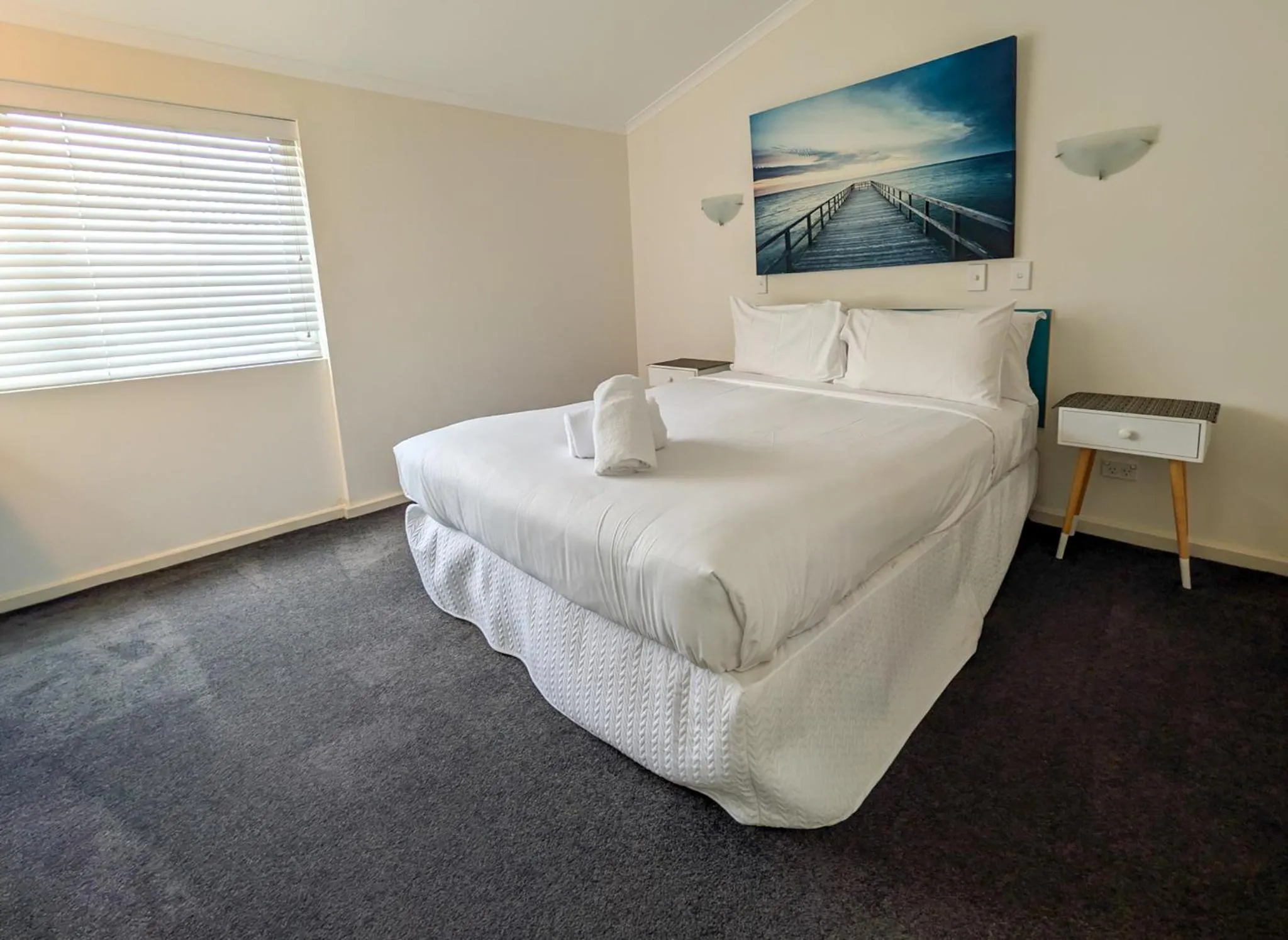 Bed in Noosa Parade Holiday Inn