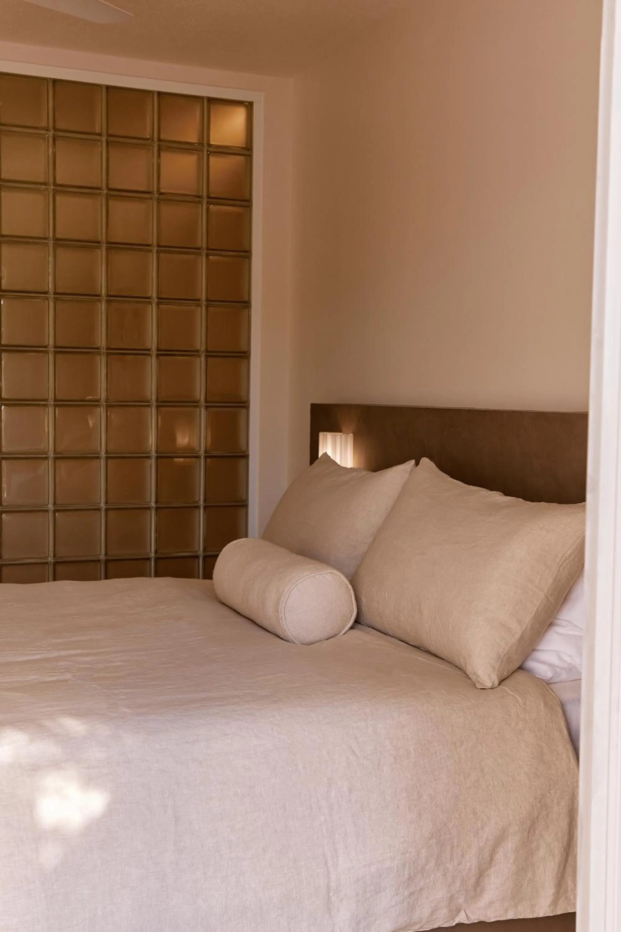 Bedroom, Bed in Noosa Parade Holiday Inn