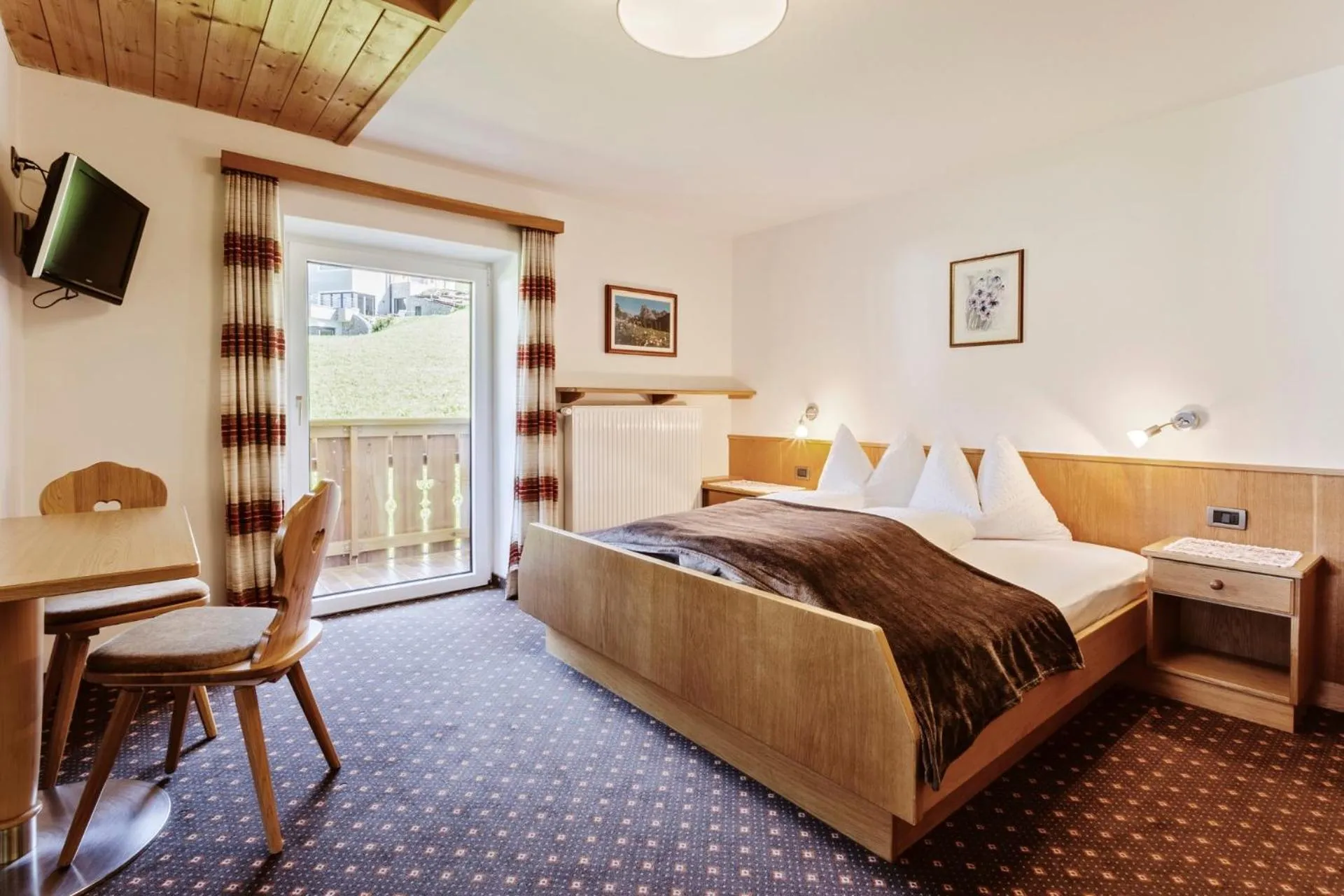 Photo of the whole room, Bed in Garni Charlotte