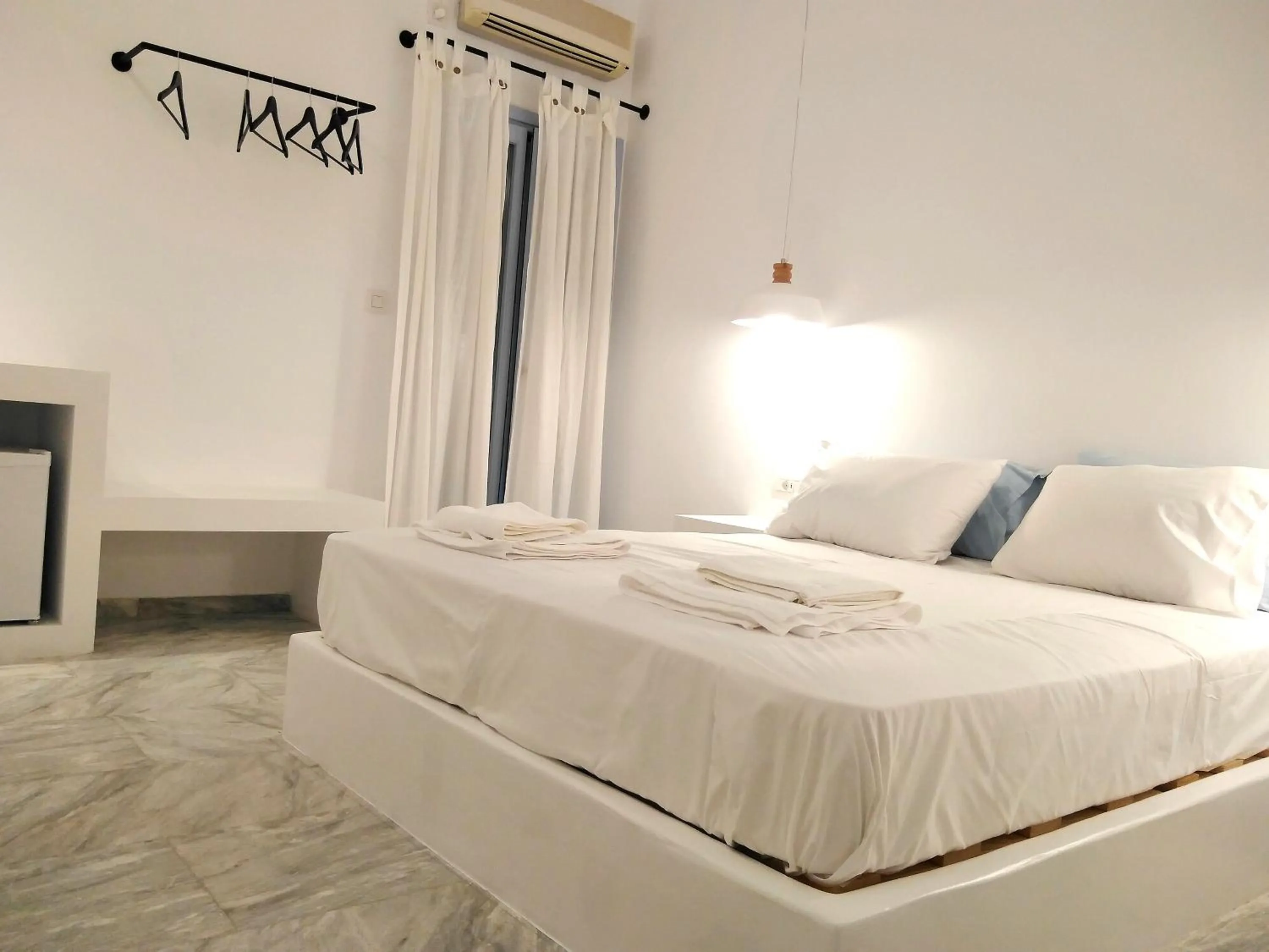 Photo of the whole room in Nissos Ios