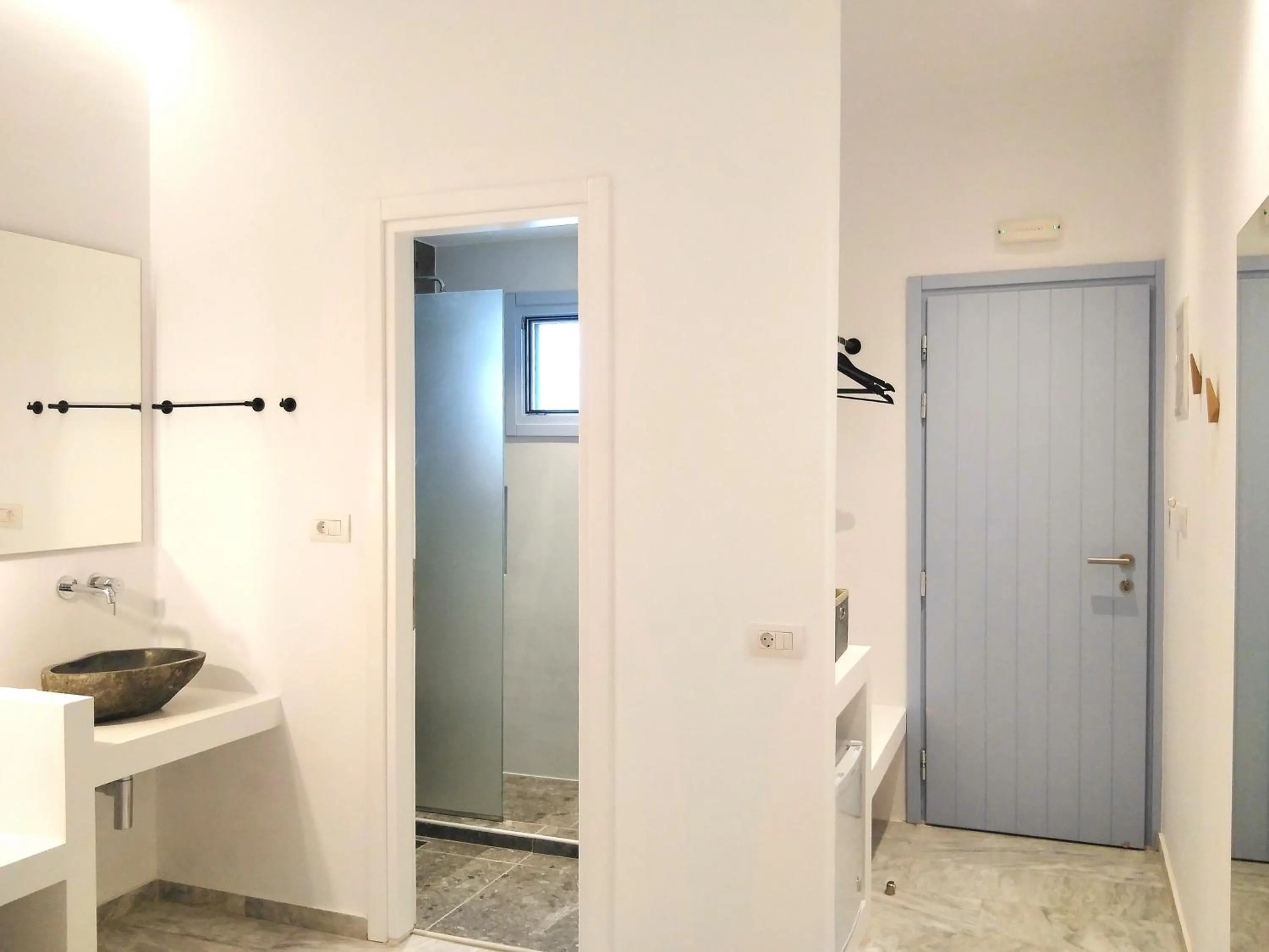 Shower in Nissos Ios