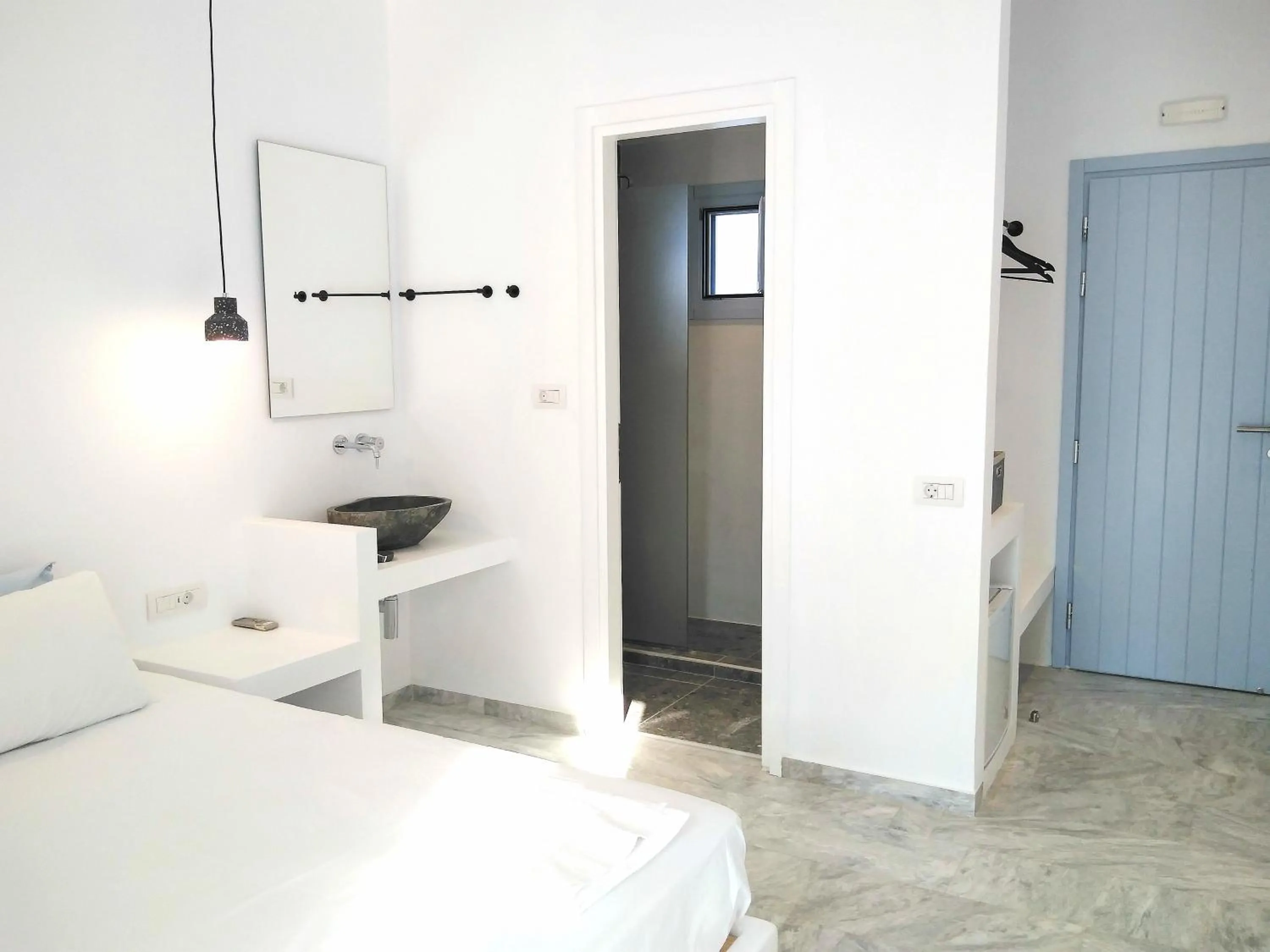 Shower in Nissos Ios