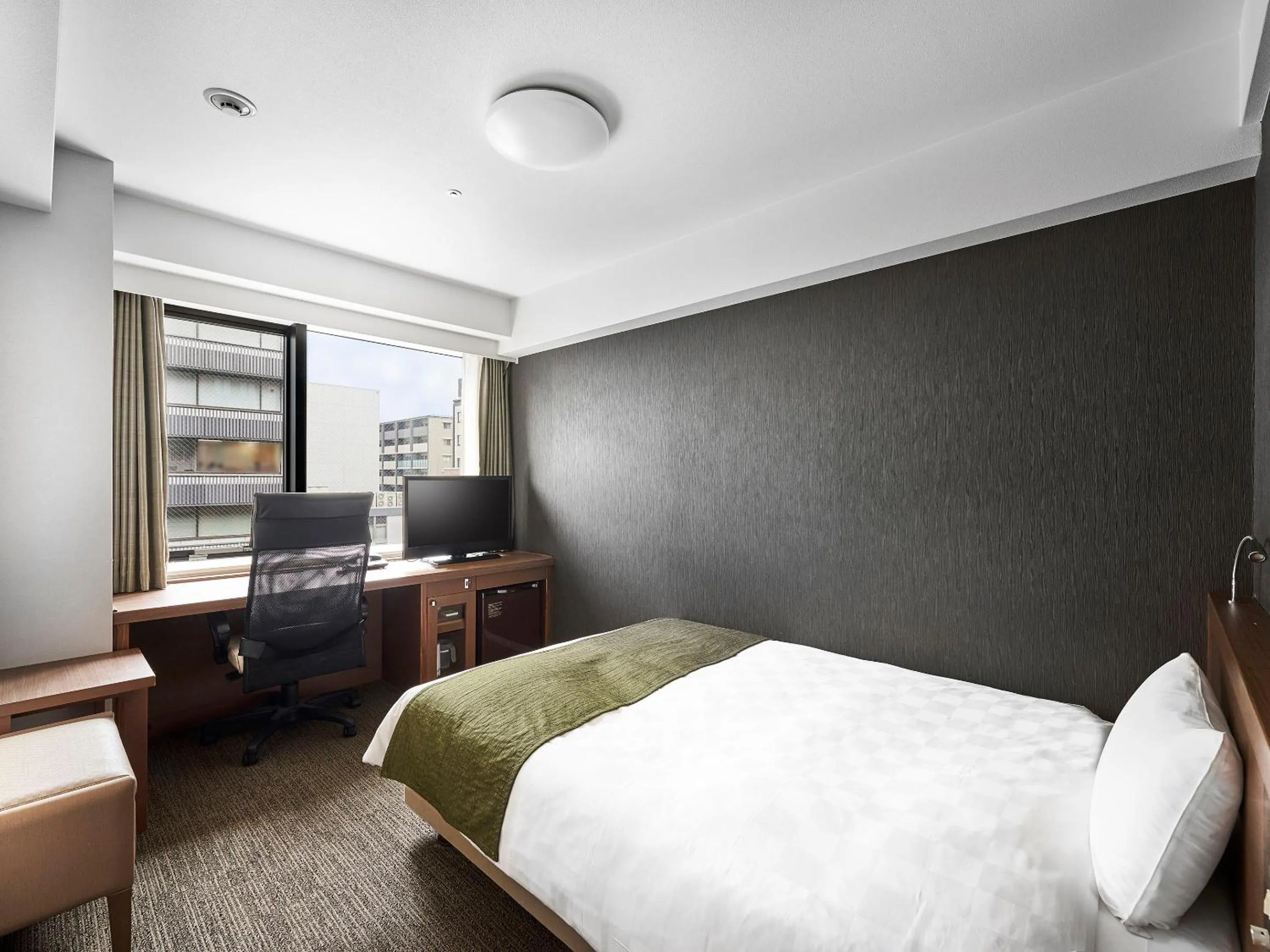 Photo of the whole room, Bed in Daiwa Roynet Hotel Kyoto Shijo Karasuma