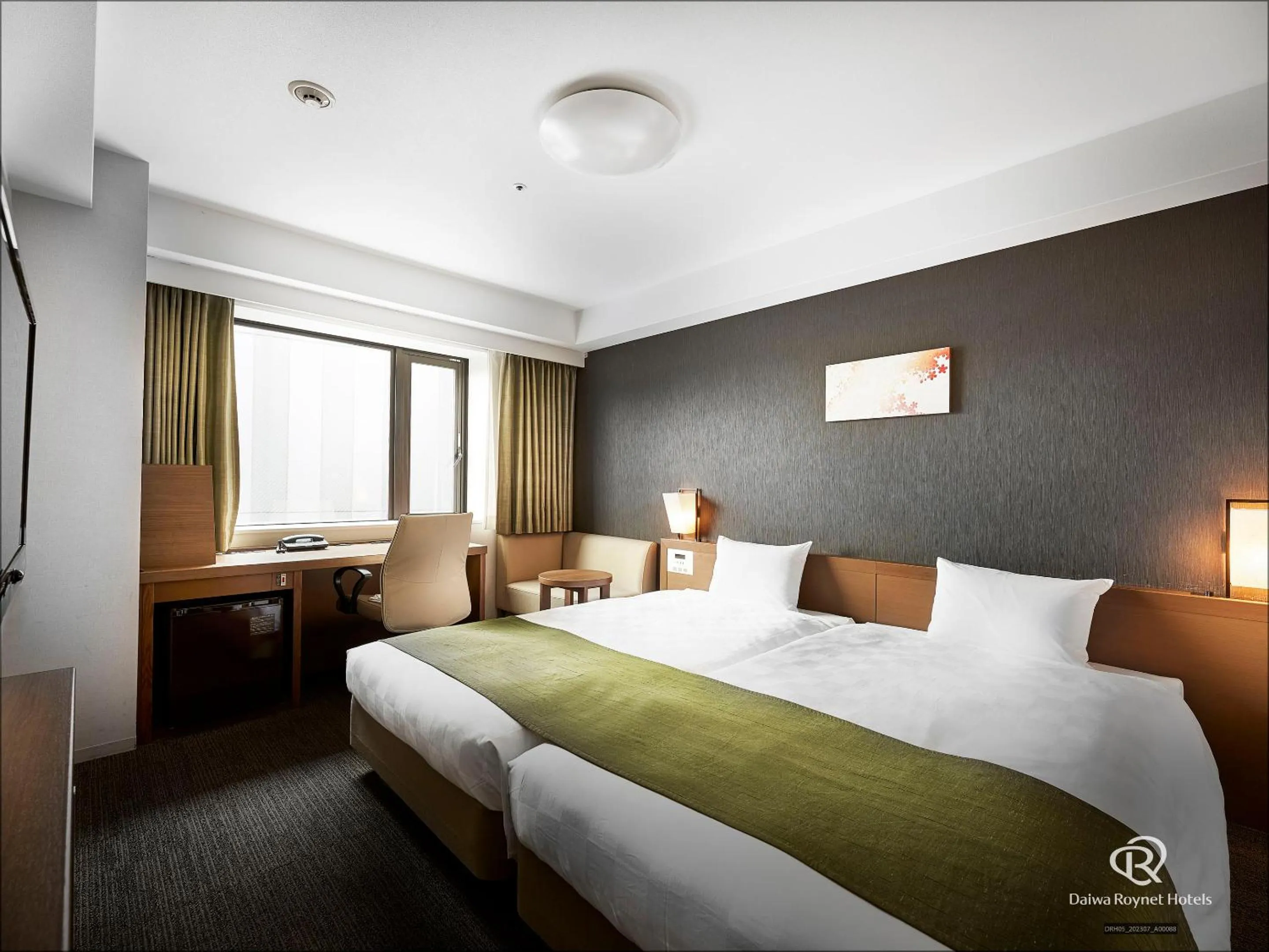 Photo of the whole room, Bed in Daiwa Roynet Hotel Kyoto Shijo Karasuma