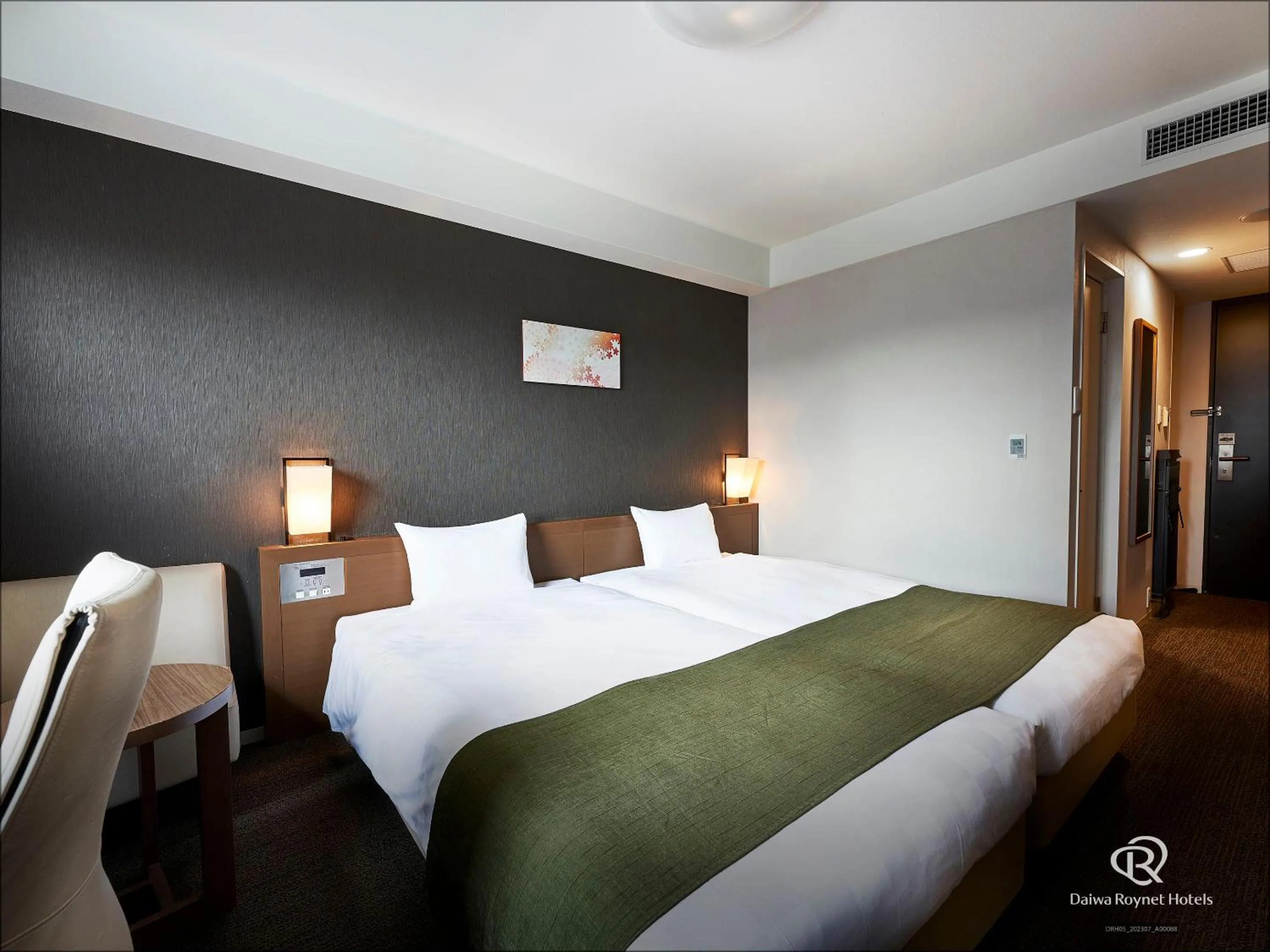 Photo of the whole room, Bed in Daiwa Roynet Hotel Kyoto Shijo Karasuma