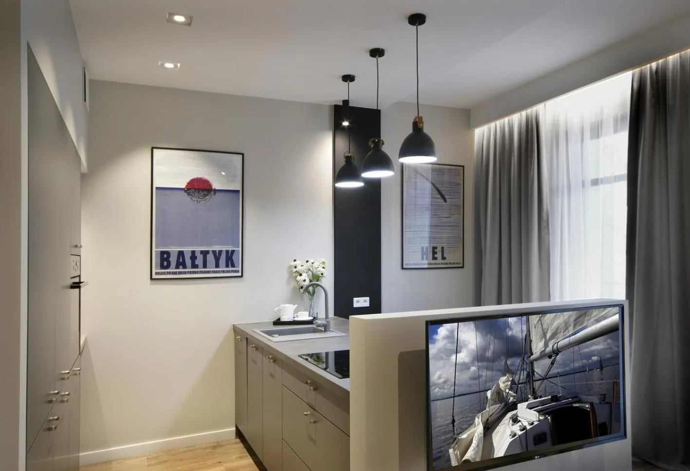 TV and multimedia in IRS ROYAL APARTMENTS Apartamenty IRS Neptun Park