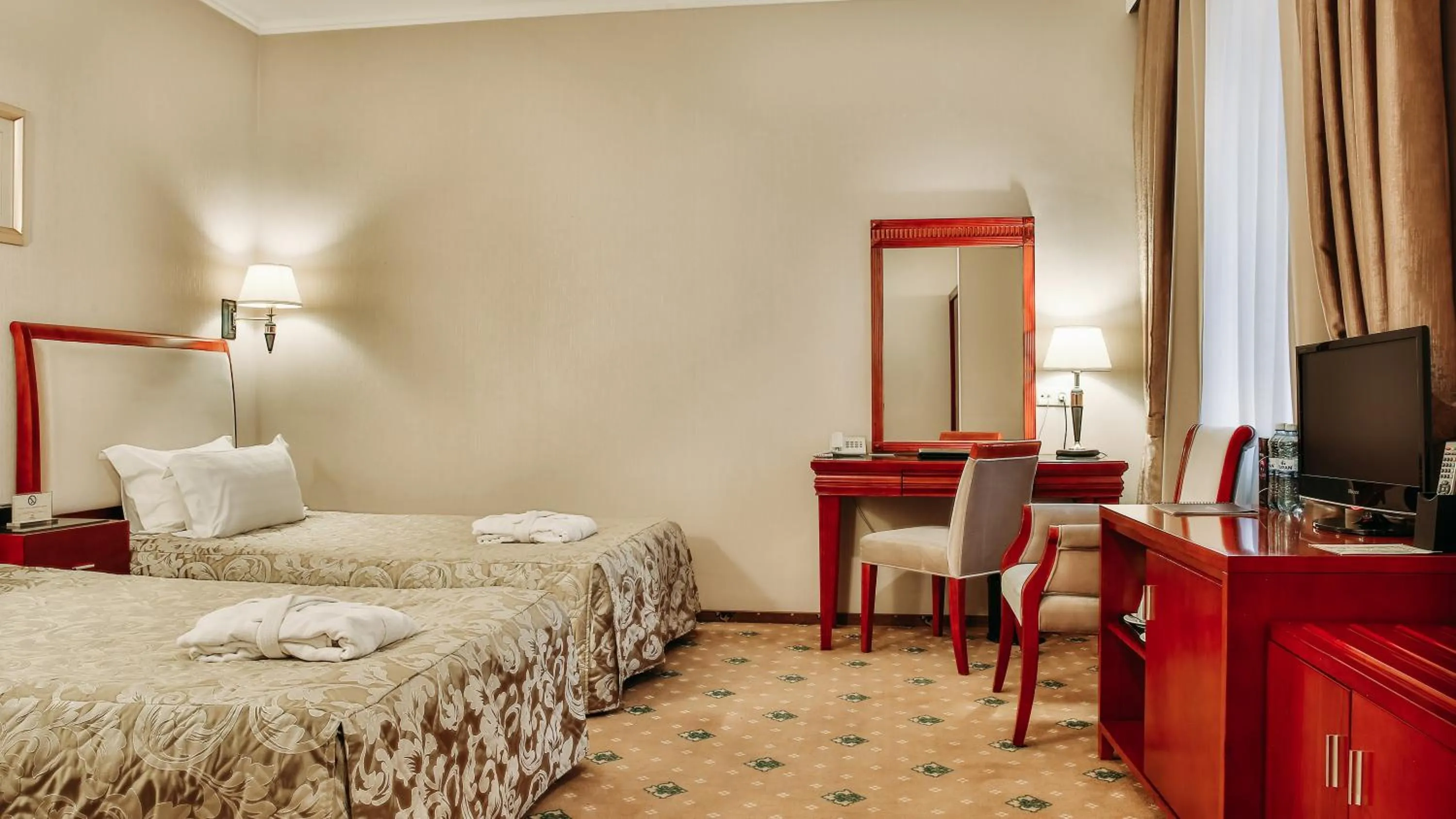 Photo of the whole room, Bed in Goldman Empire