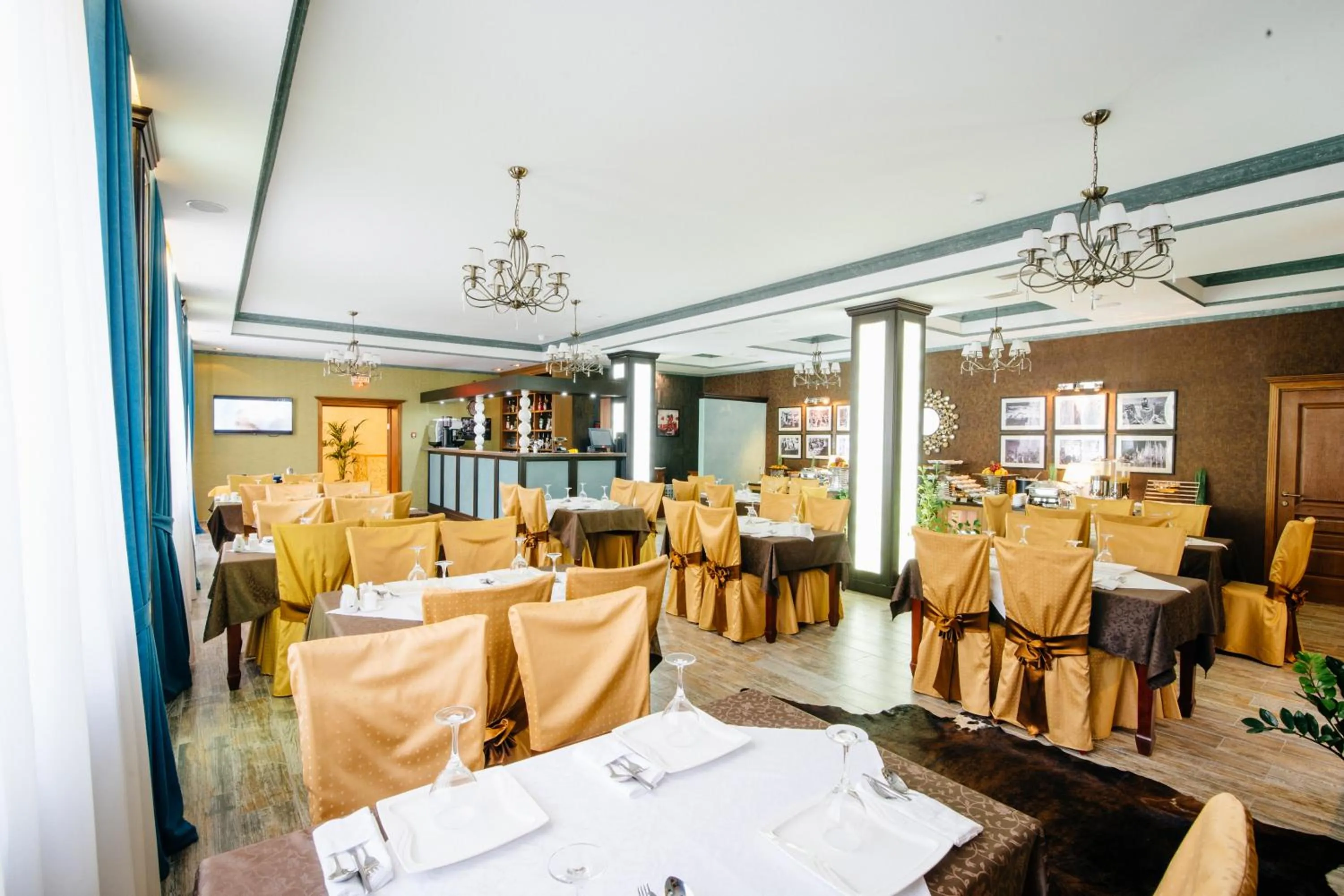 Restaurant/places to eat in Goldman Empire