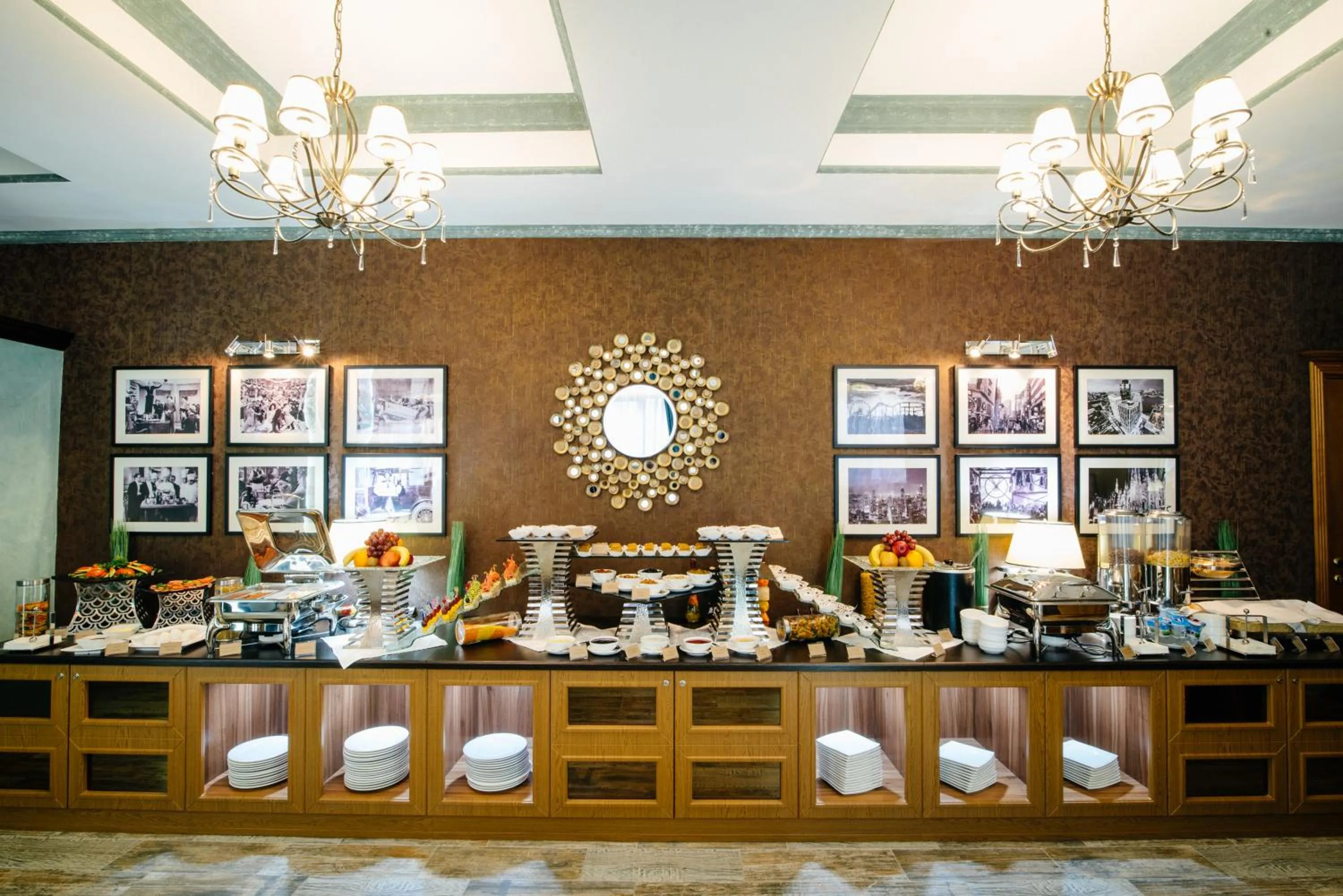 Restaurant/places to eat in Goldman Empire