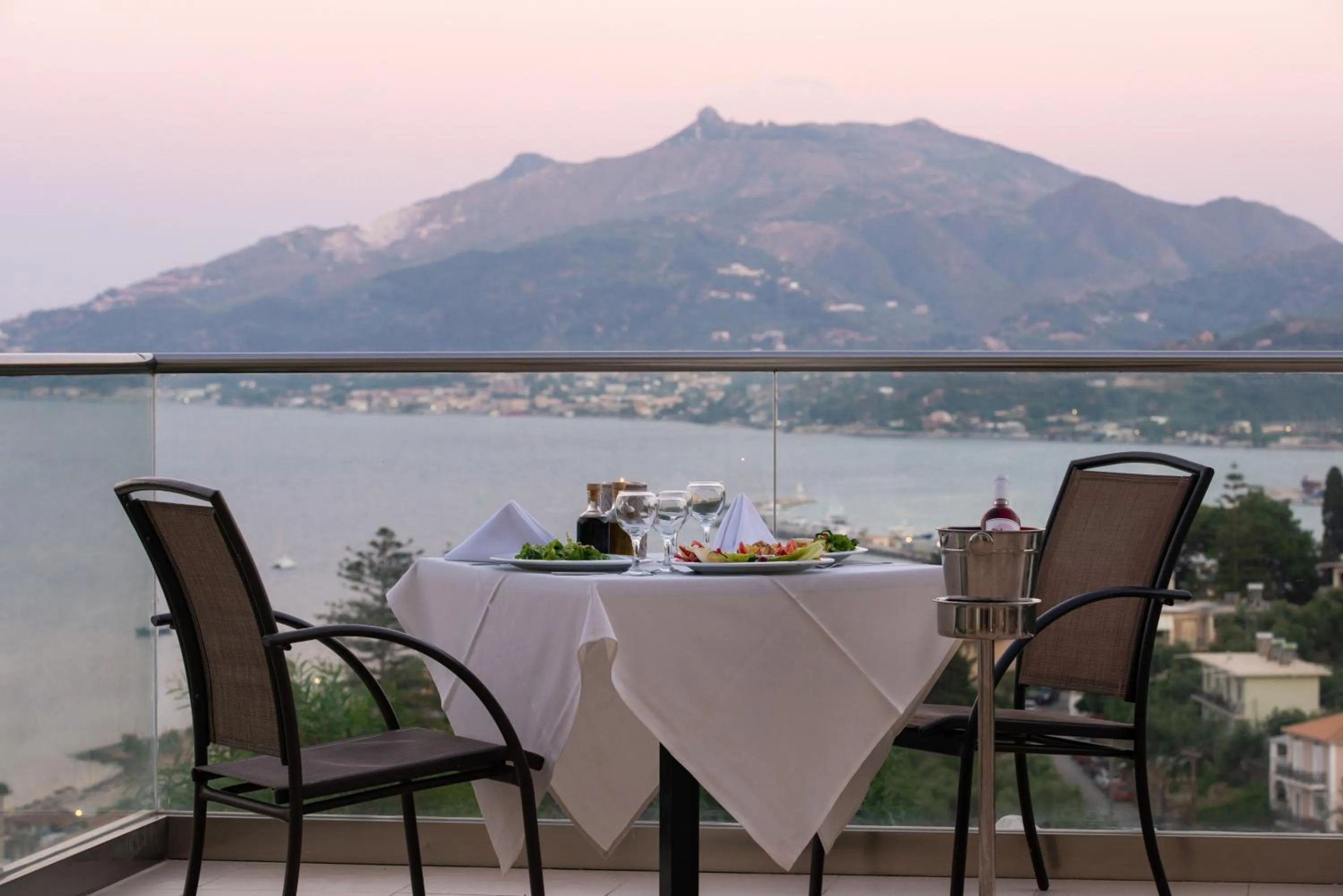 Restaurant/places to eat in Avalon Palace Hotel