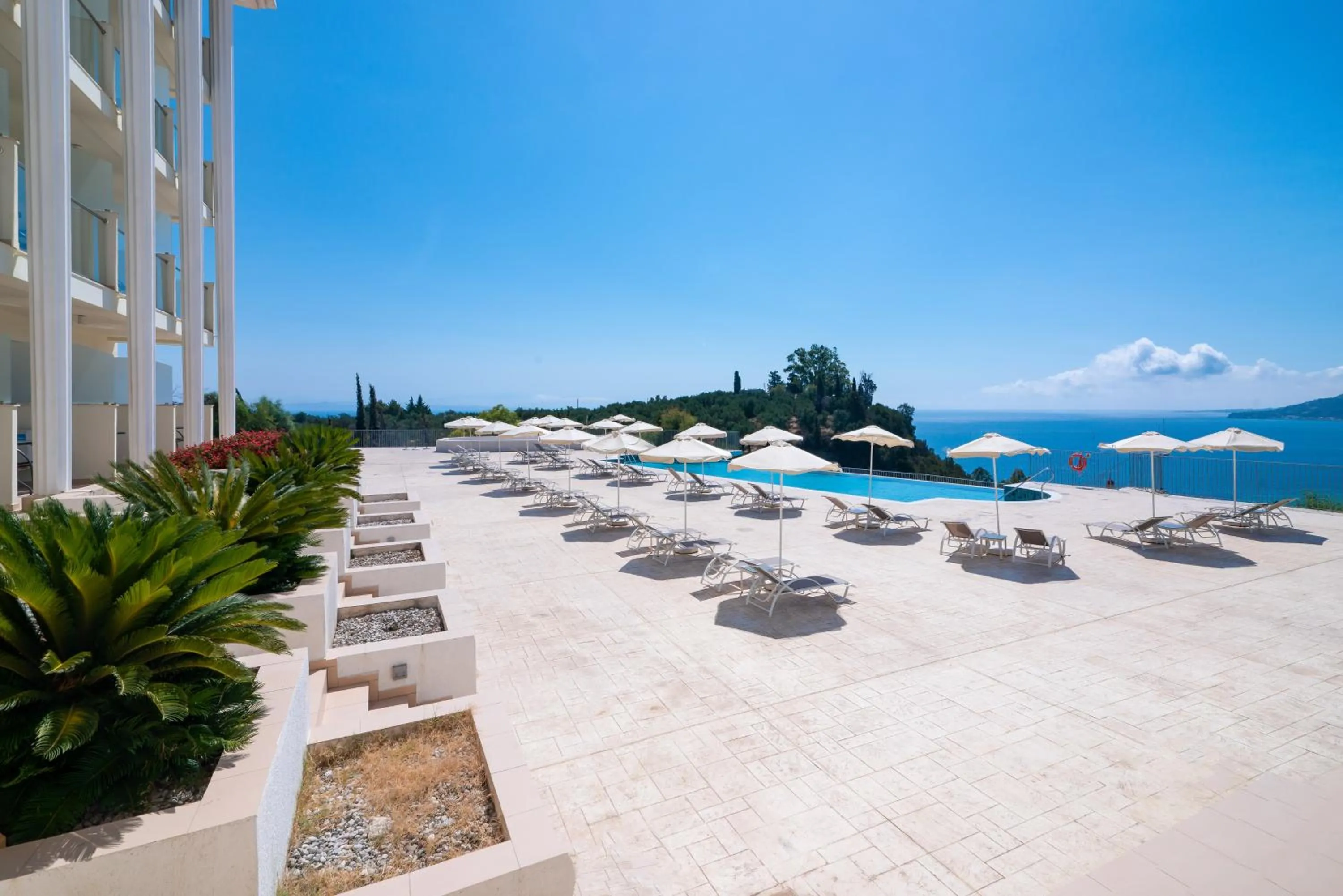 Swimming pool in Avalon Palace Hotel