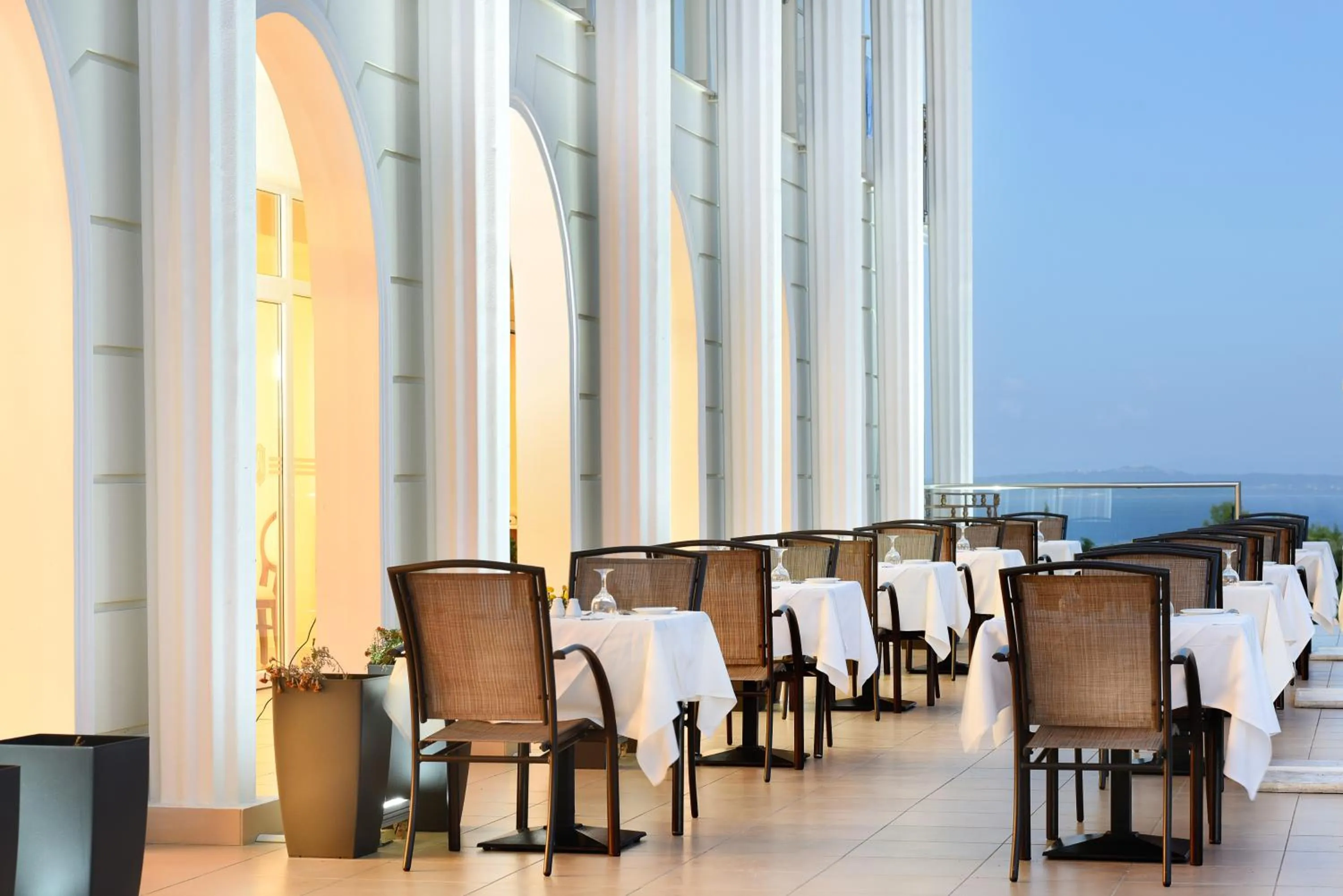 Restaurant/places to eat in Avalon Palace Hotel