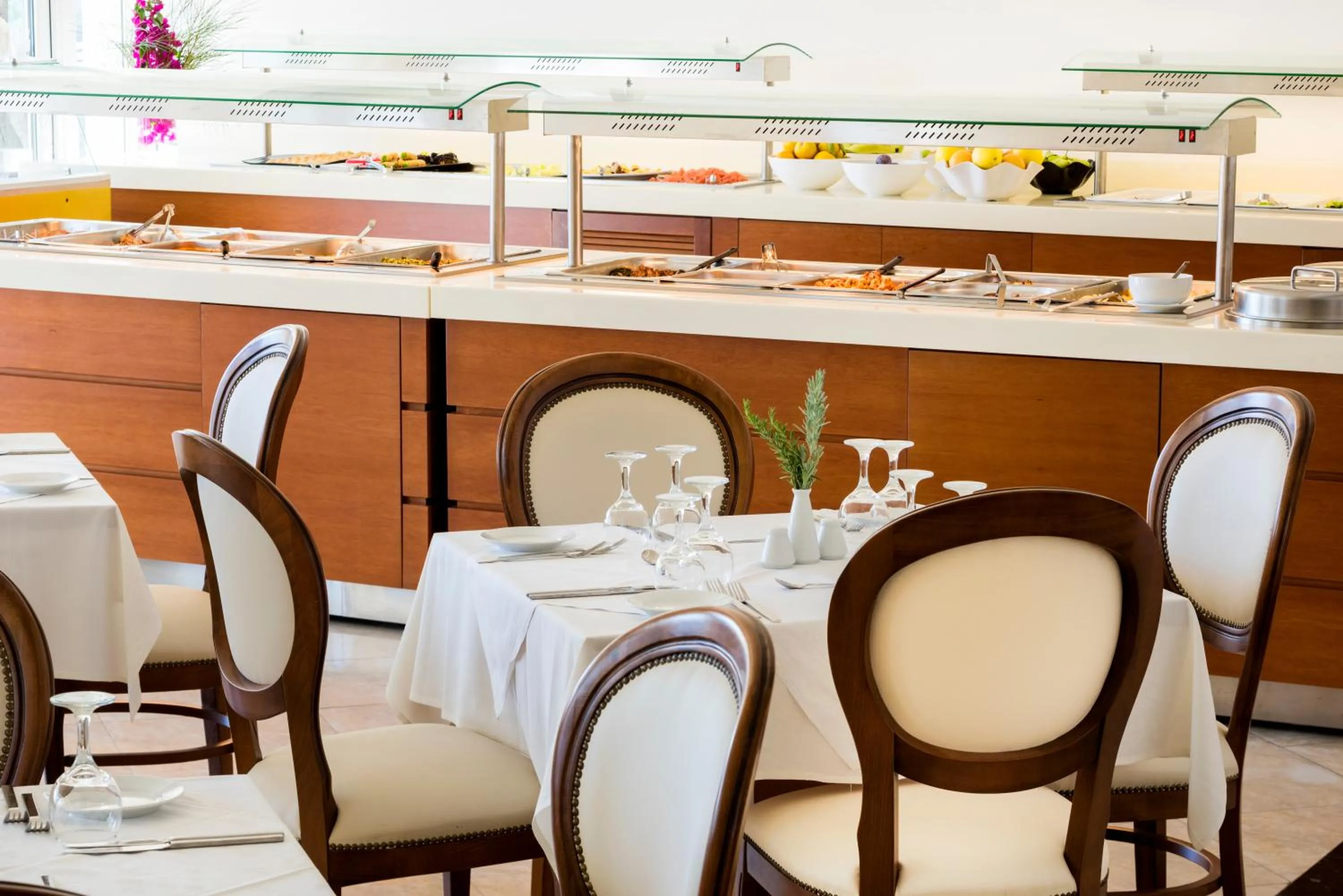 Restaurant/places to eat in Avalon Palace Hotel