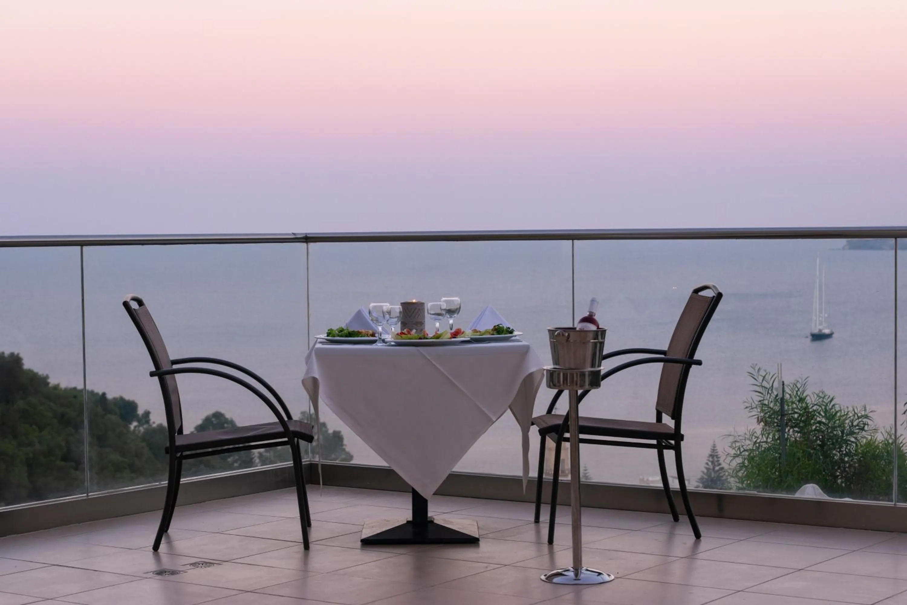 Restaurant/places to eat in Avalon Palace Hotel