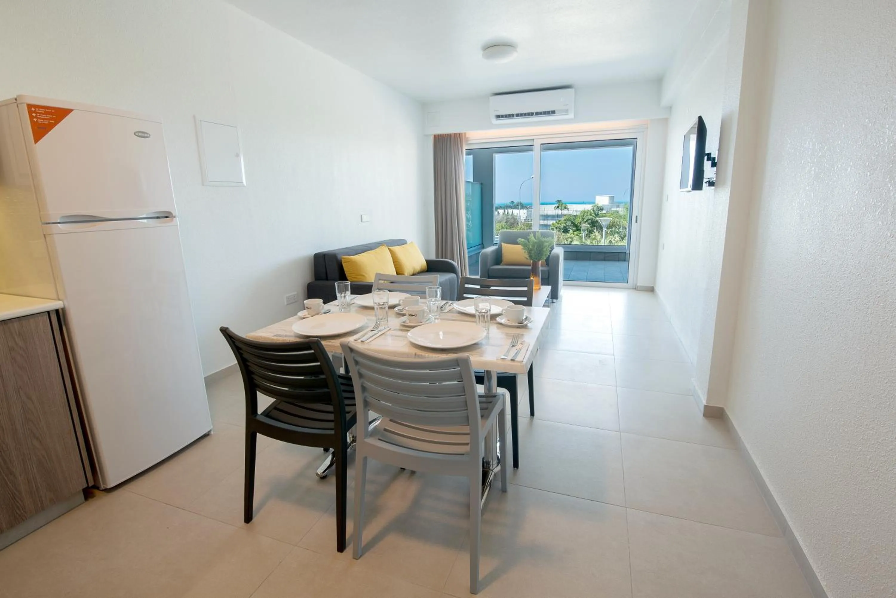 Dining area in La Casa Di Napa Apartments