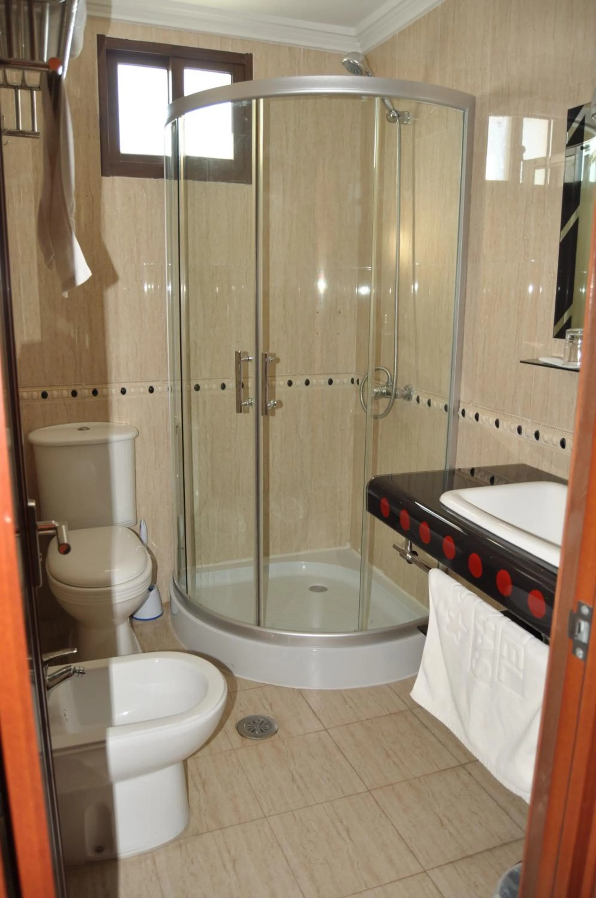 Shower in Hôtel Atenas