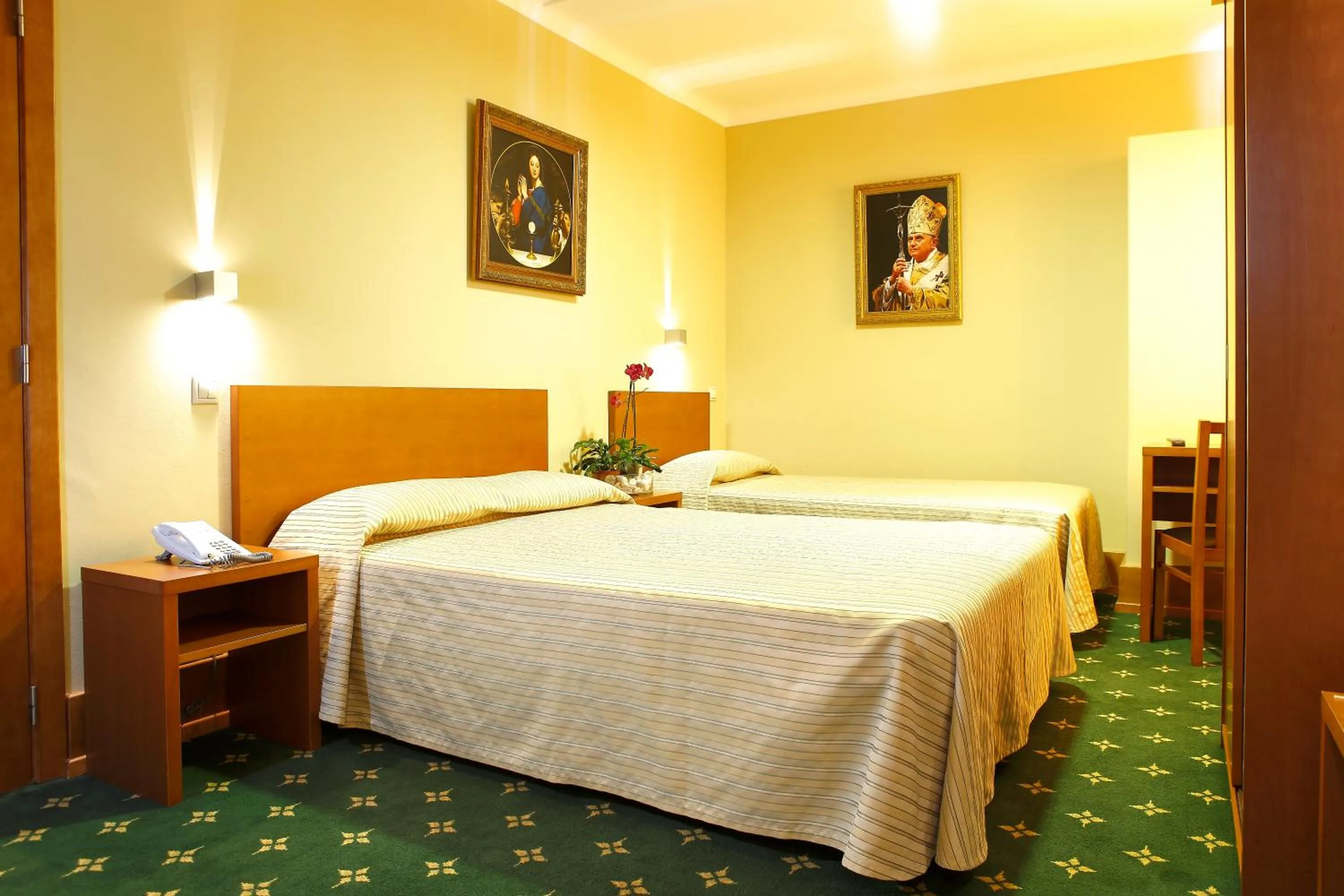 Shower, Bed in Domus Pacis Fatima Hotel