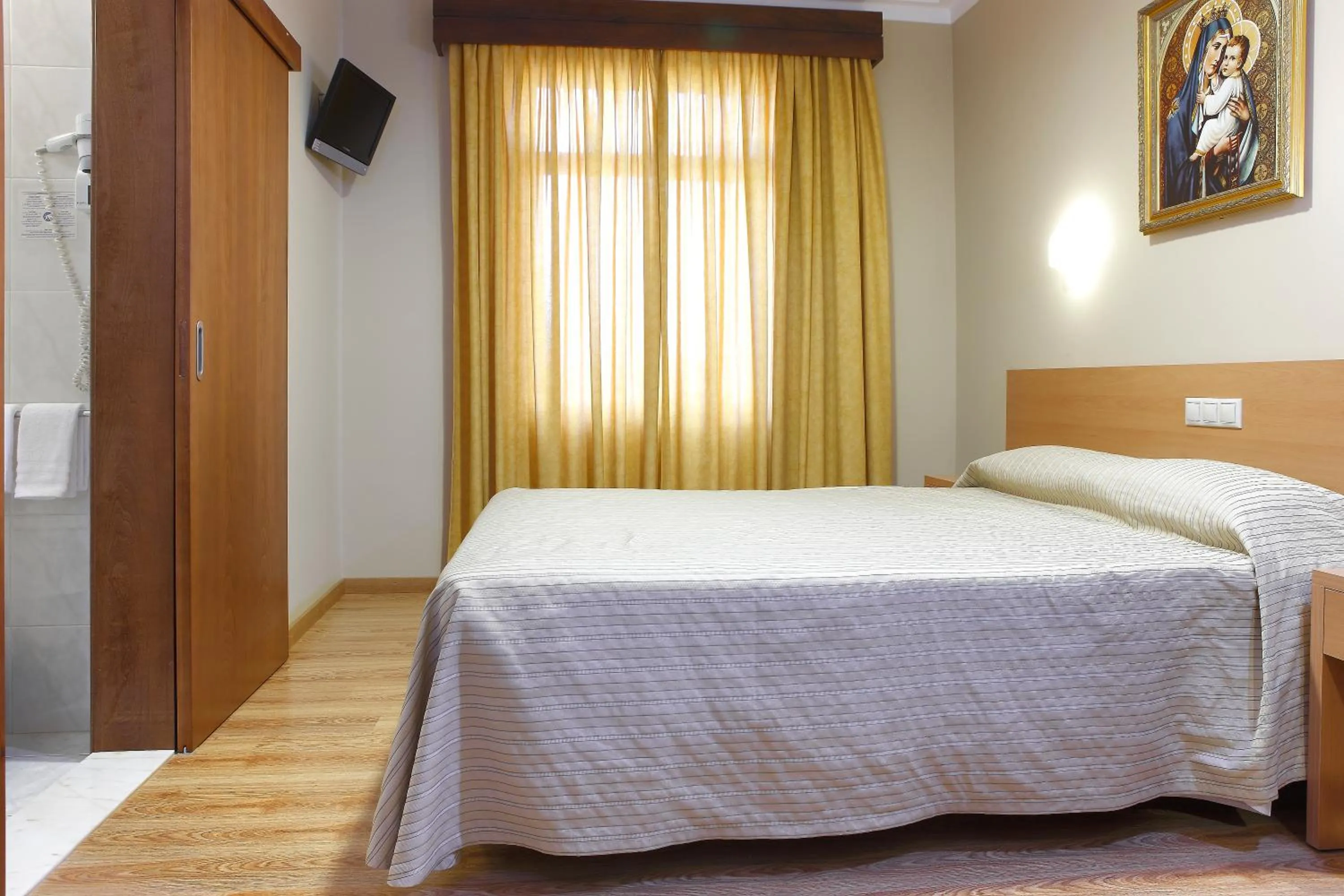 Shower, Bed in Domus Pacis Fatima Hotel
