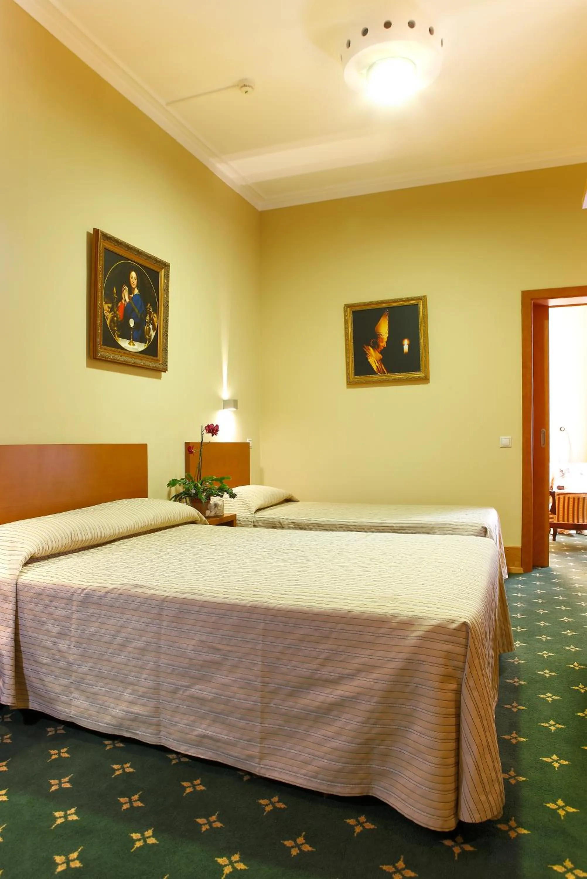 Shower, Bed in Domus Pacis Fatima Hotel