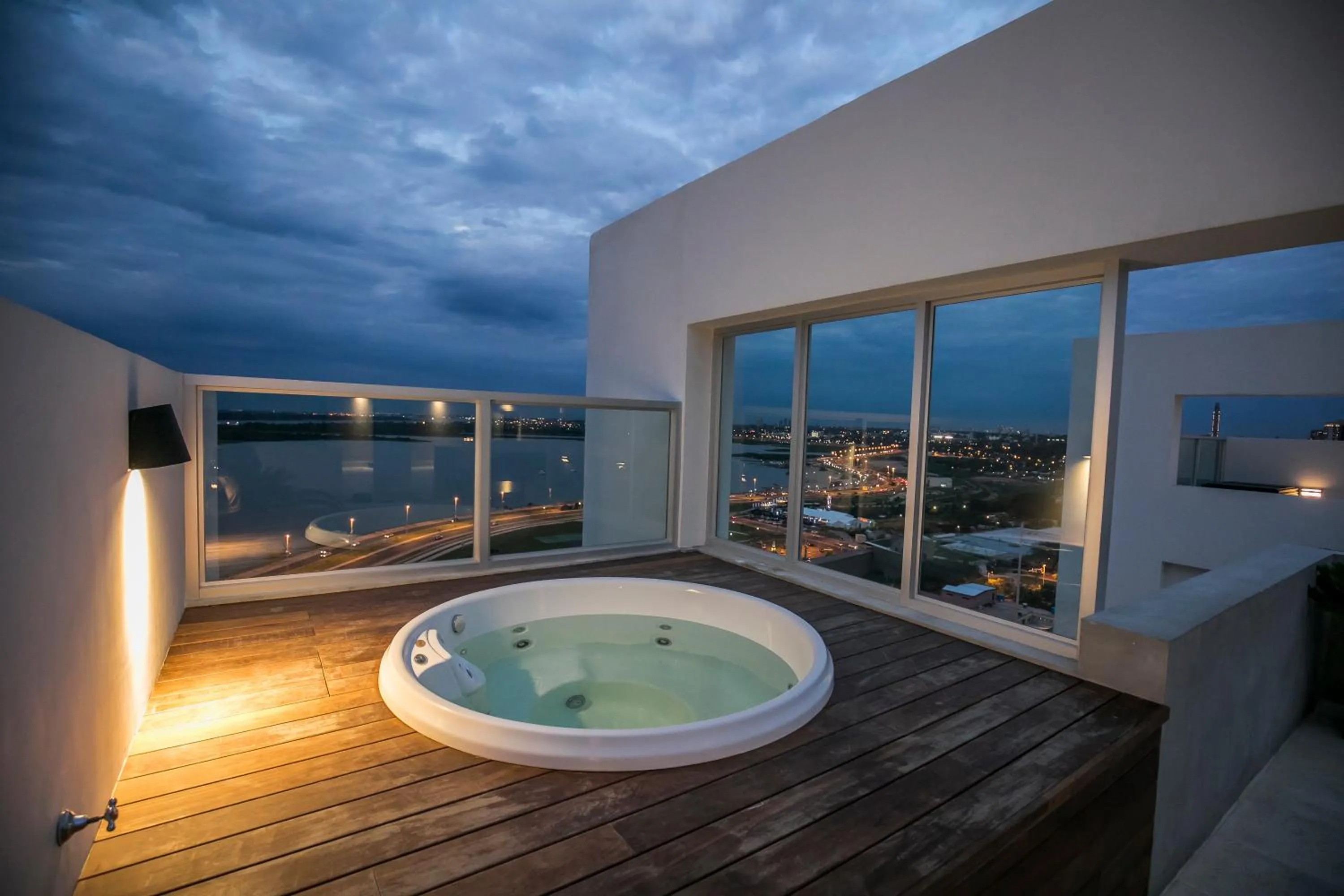 Hot Tub in Asuncion Rent Suites Centro