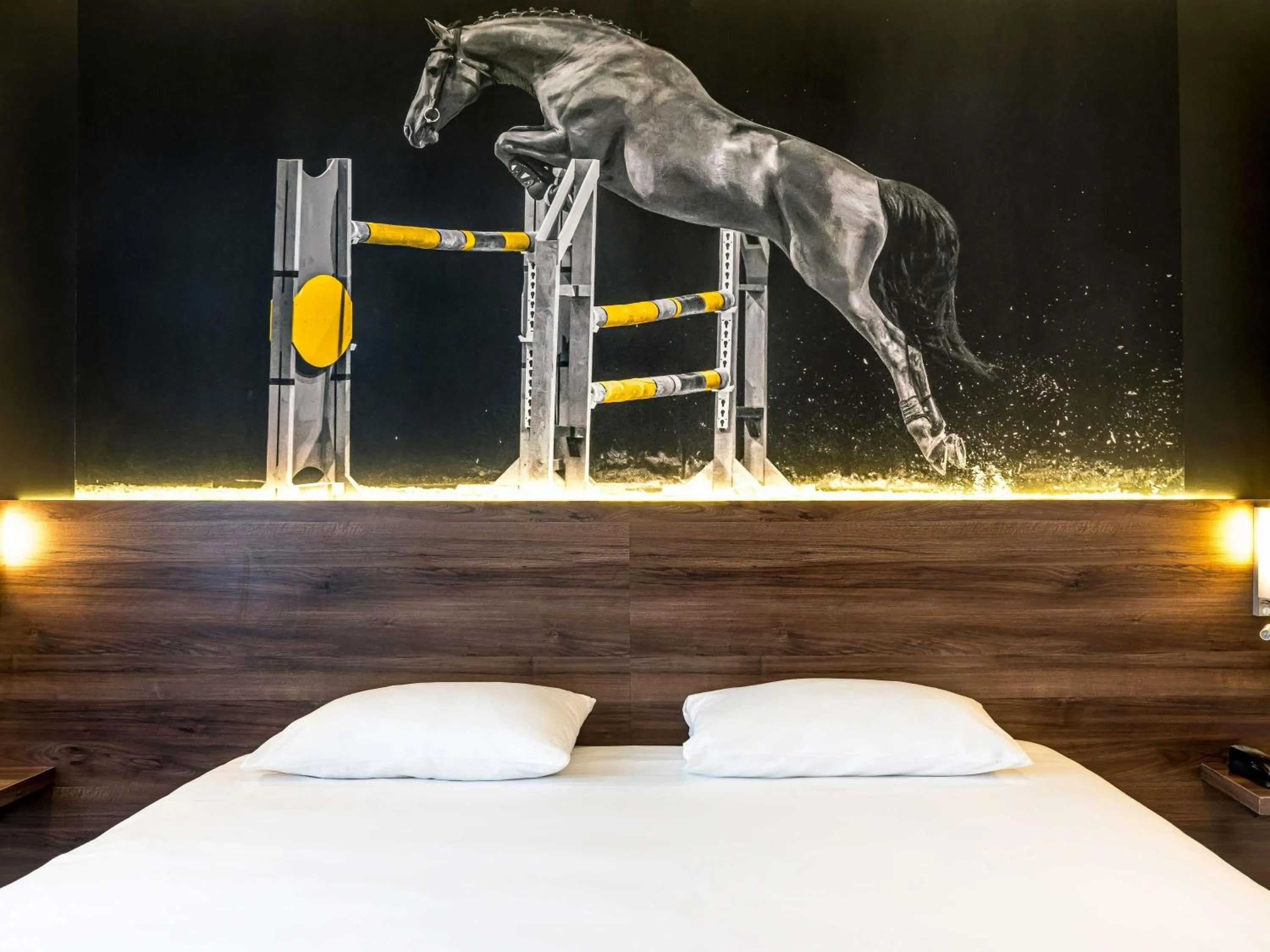 Bedroom, Bed in ibis Styles Saumur Gare Centre