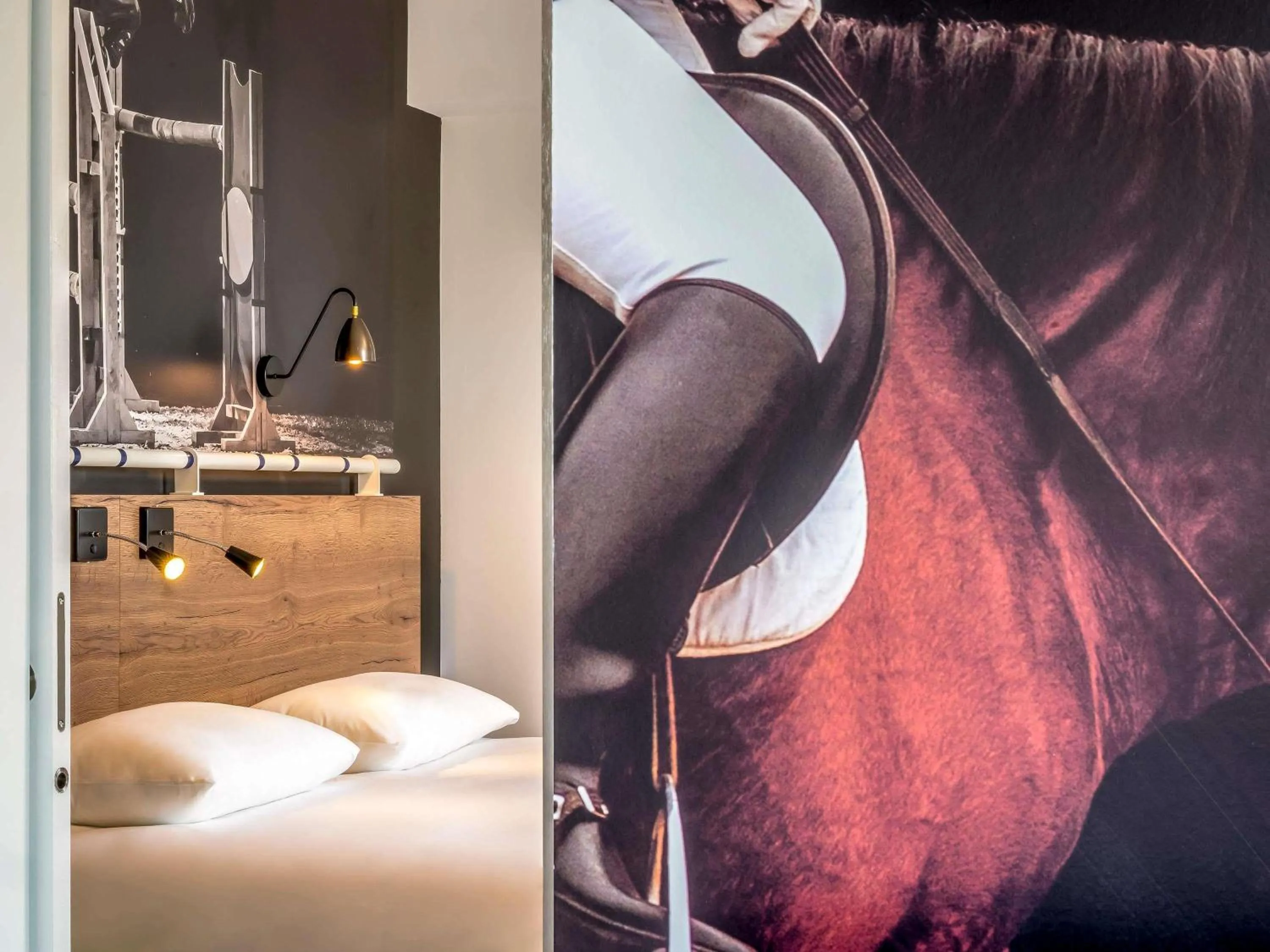 Bedroom, Bed in ibis Styles Saumur Gare Centre