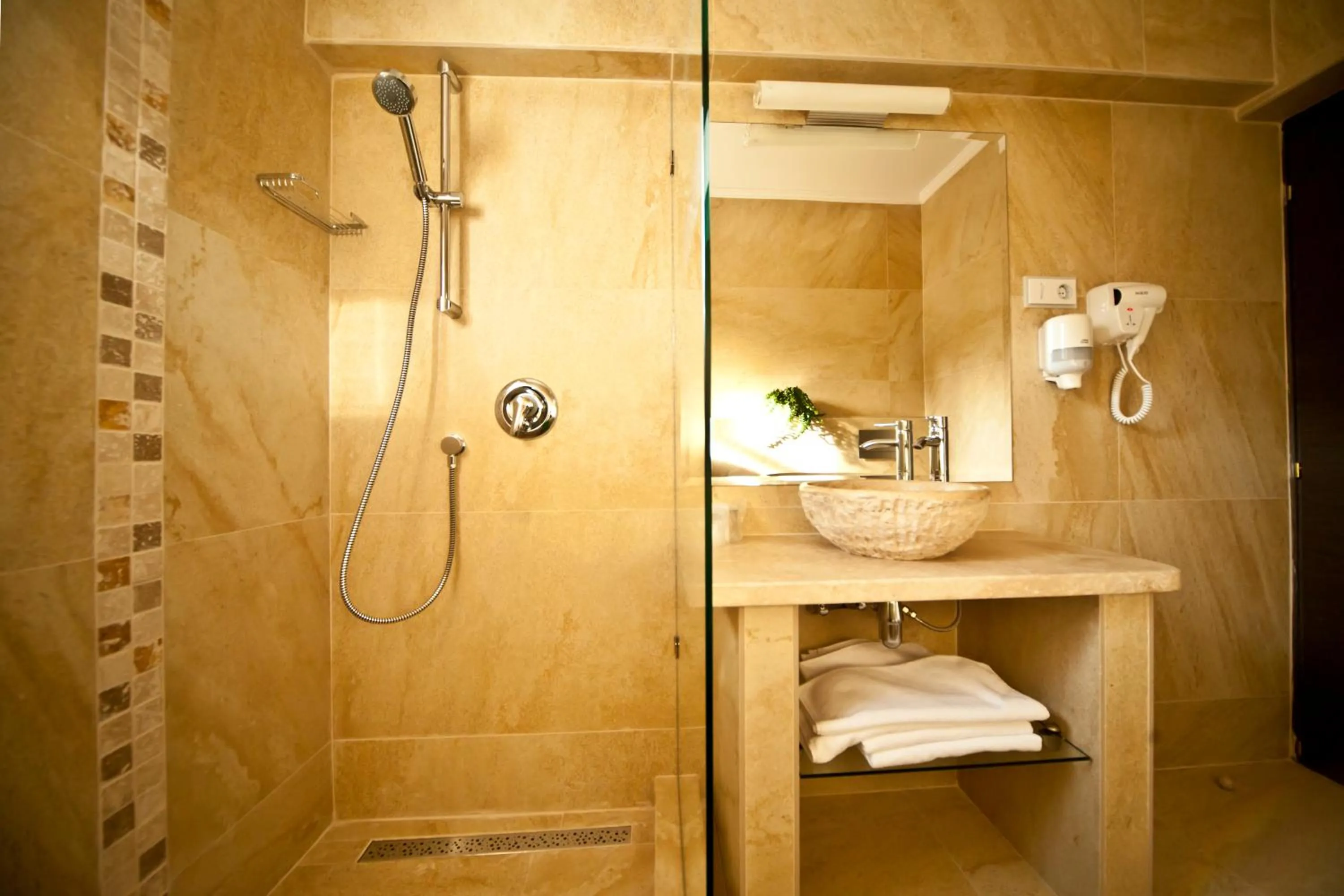 Bathroom in Hotel Confort