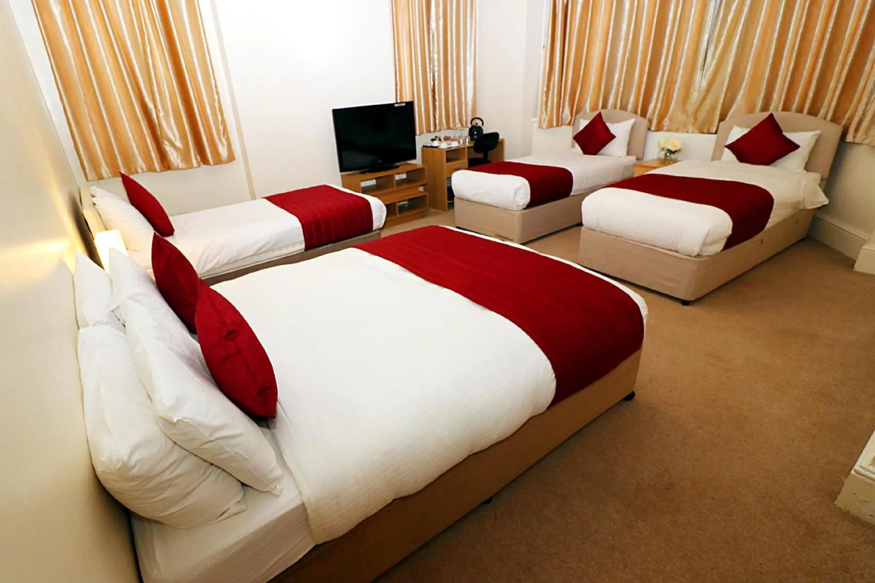 Bed in Gatwick Inn Hotel - For A Peaceful Overnight Stay