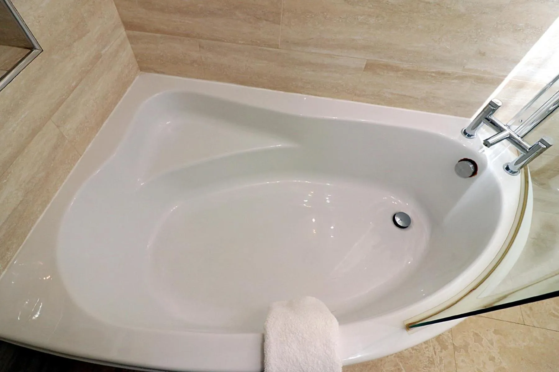 Bathroom in Gatwick Inn Hotel - For A Peaceful Overnight Stay