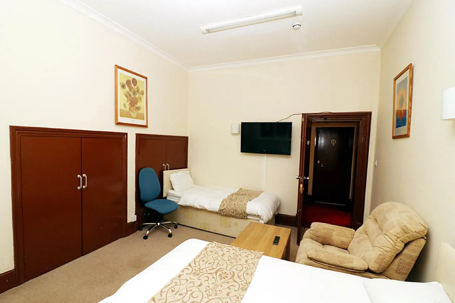 Bed in Gatwick Inn Hotel - For A Peaceful Overnight Stay