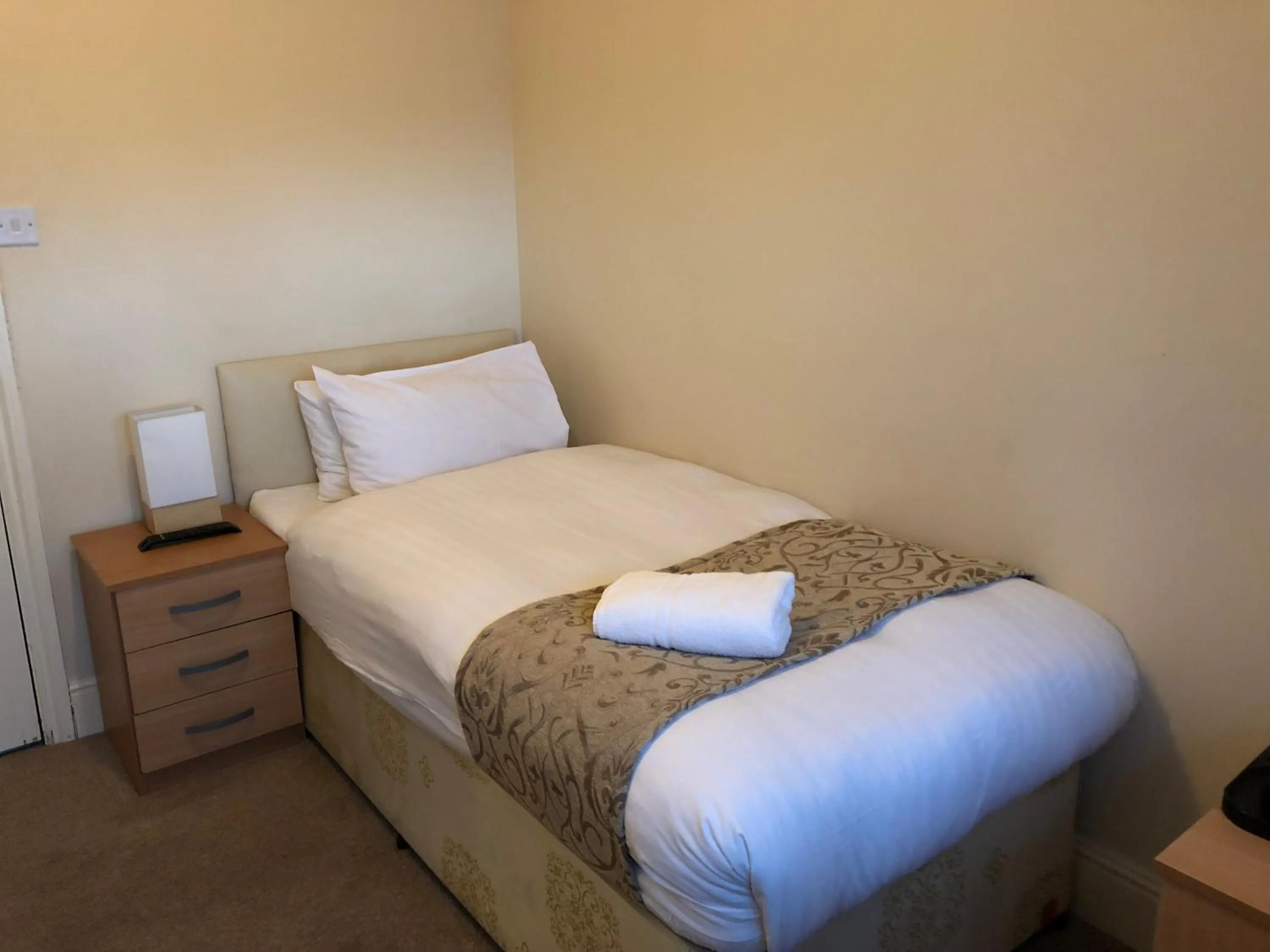 Bed in Gatwick Inn Hotel - For A Peaceful Overnight Stay