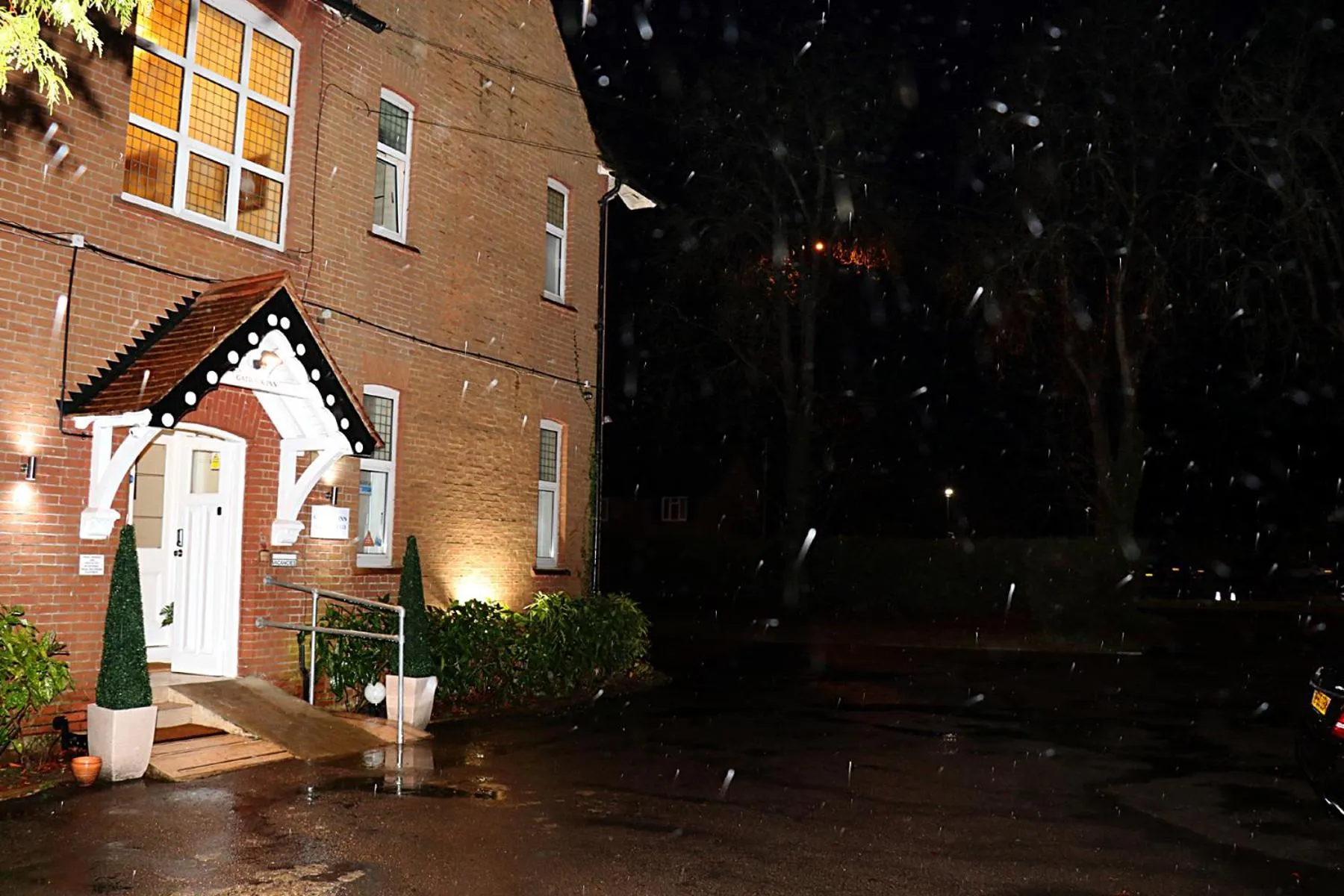 Property Building in Gatwick Inn Hotel - For A Peaceful Overnight Stay