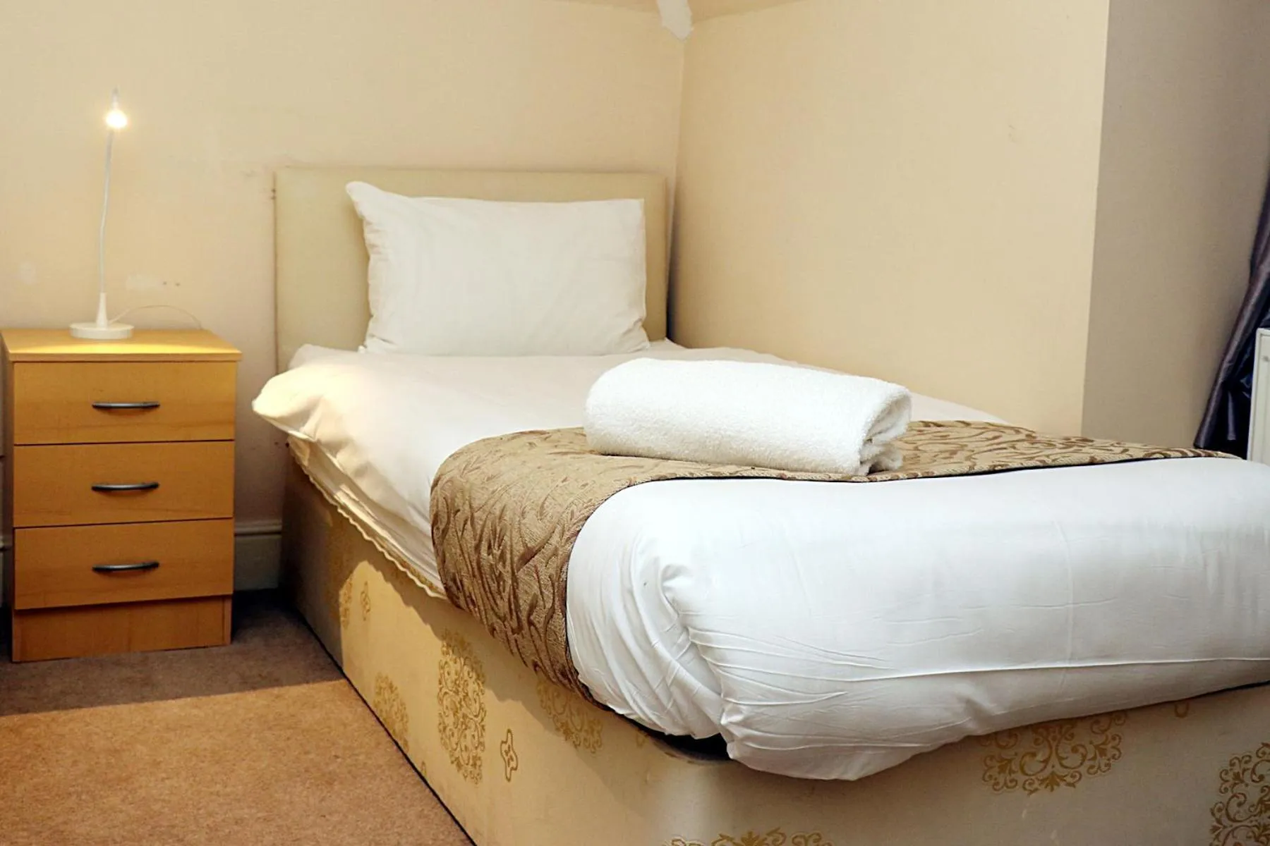 Bed in Gatwick Inn Hotel - For A Peaceful Overnight Stay