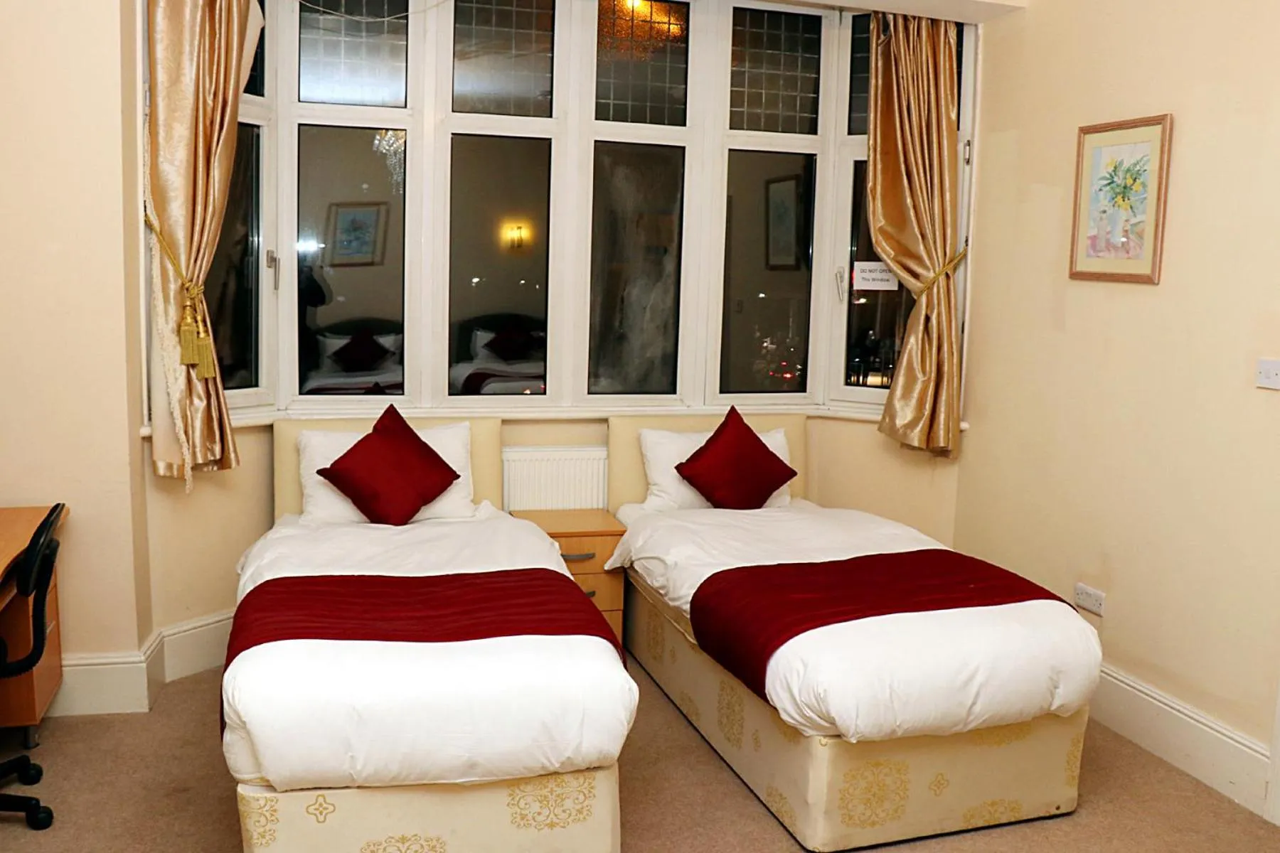 Bed in Gatwick Inn Hotel - For A Peaceful Overnight Stay