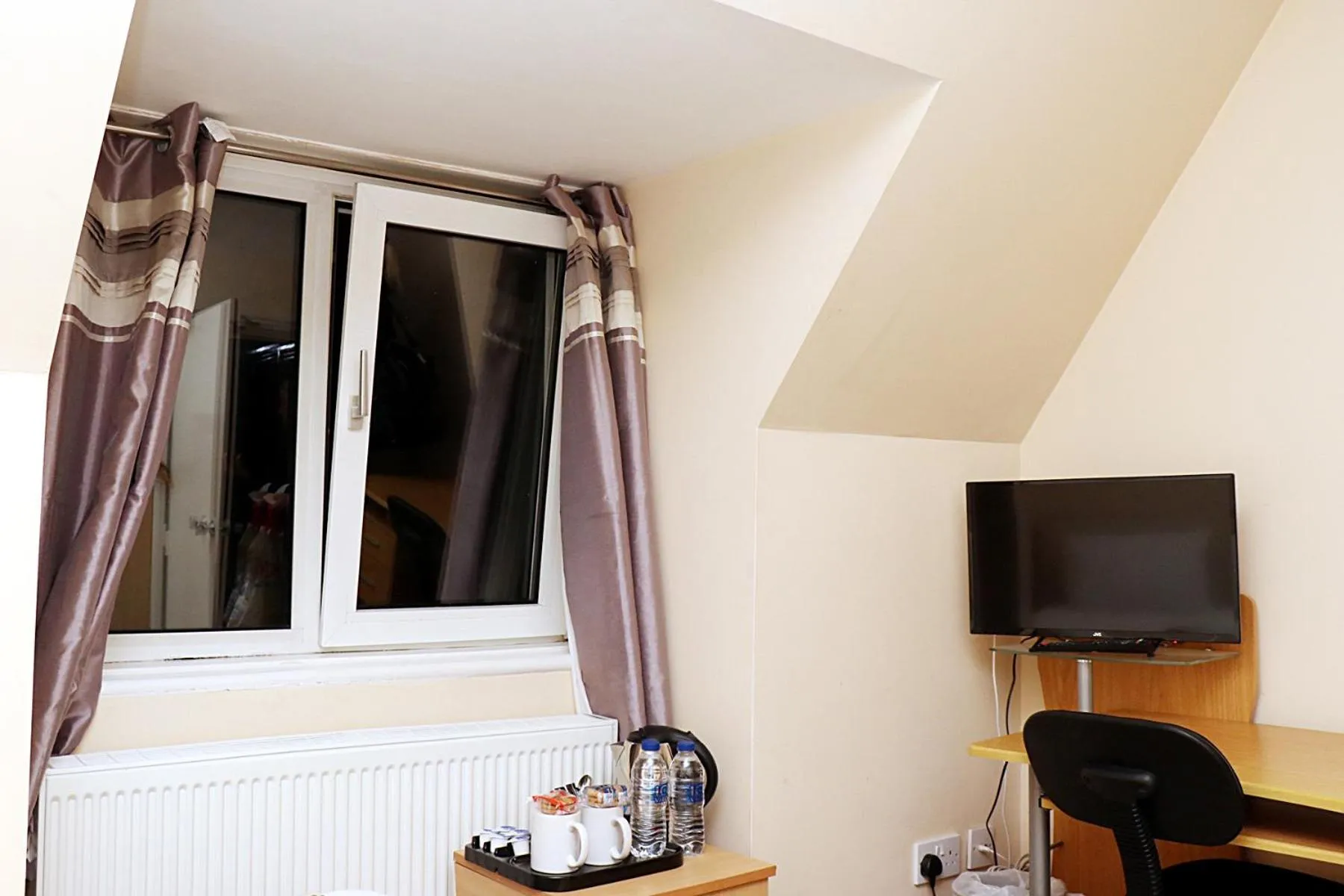 TV/Entertainment Center in Gatwick Inn Hotel - For A Peaceful Overnight Stay