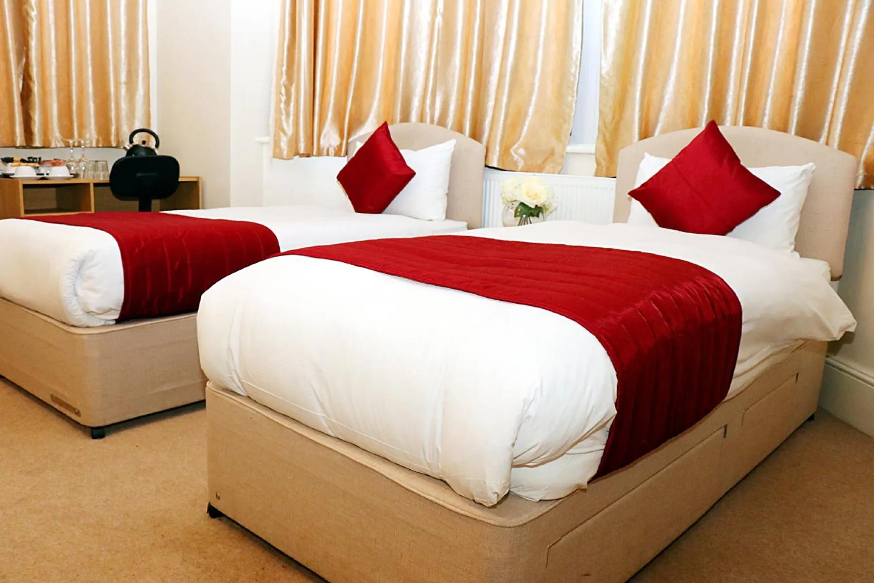 Bed in Gatwick Inn Hotel - For A Peaceful Overnight Stay