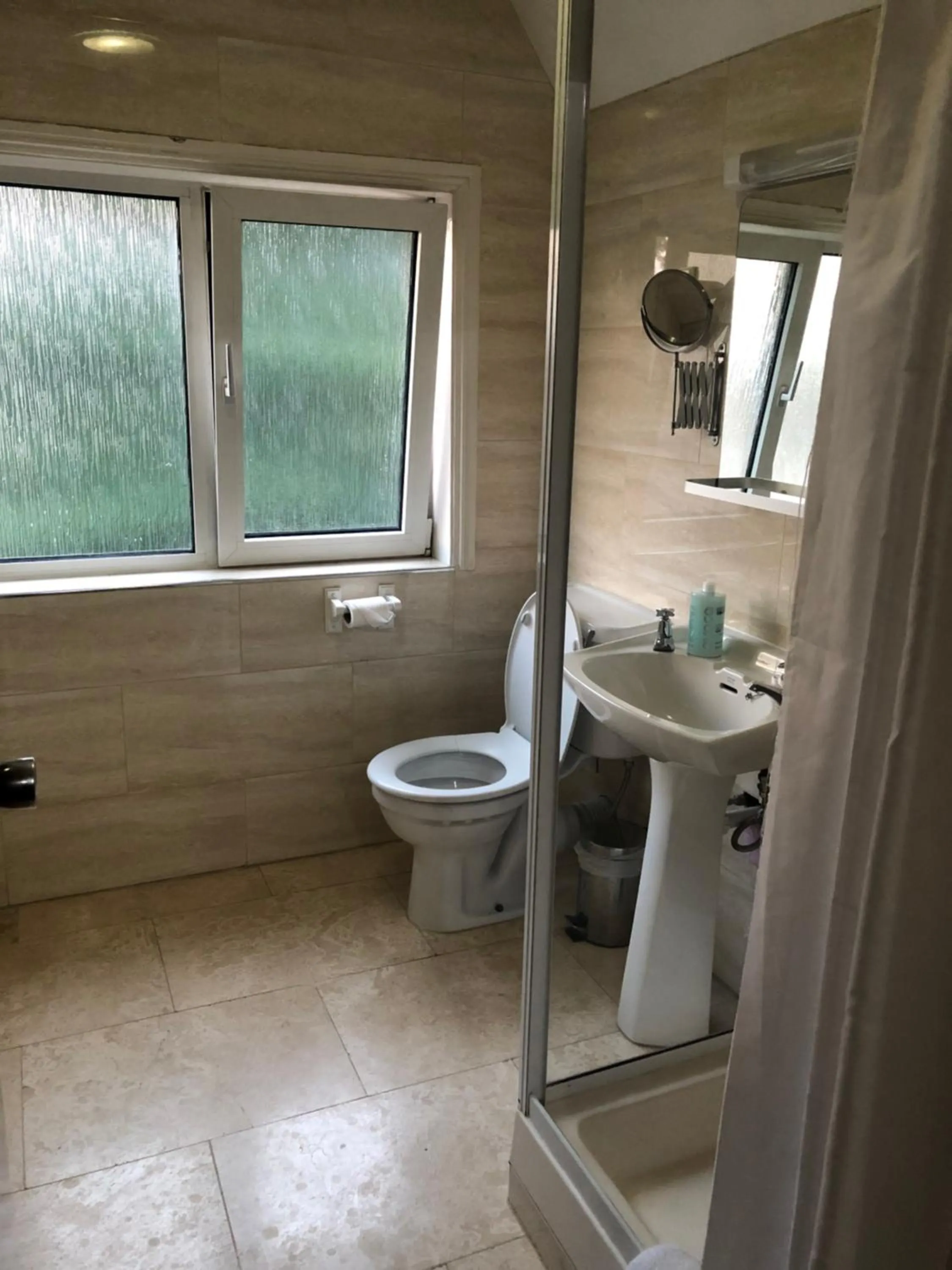 Bathroom in Gatwick Inn Hotel - For A Peaceful Overnight Stay