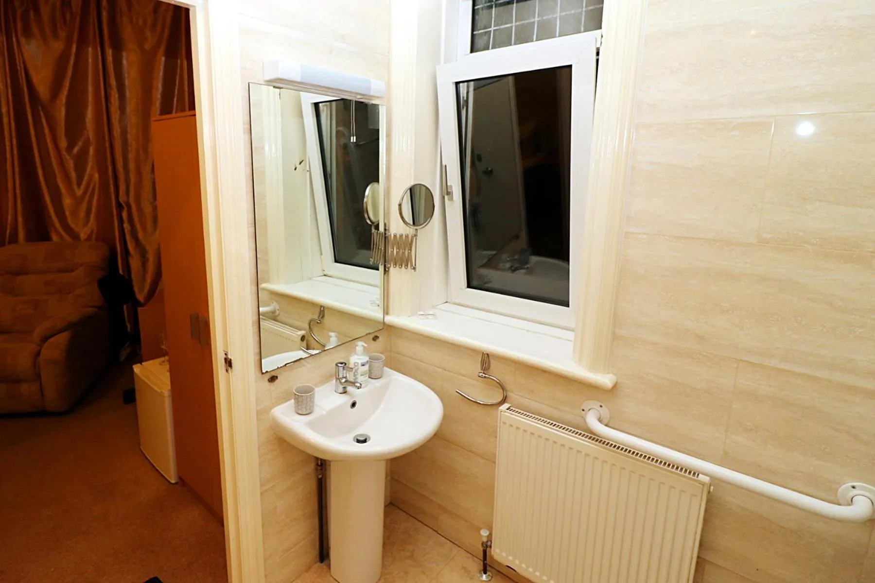 Bathroom in Gatwick Inn Hotel - For A Peaceful Overnight Stay