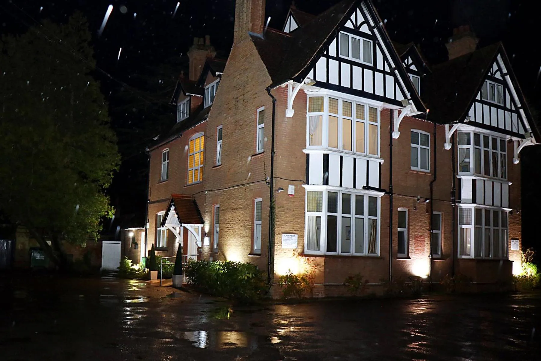 Property Building in Gatwick Inn Hotel - For A Peaceful Overnight Stay